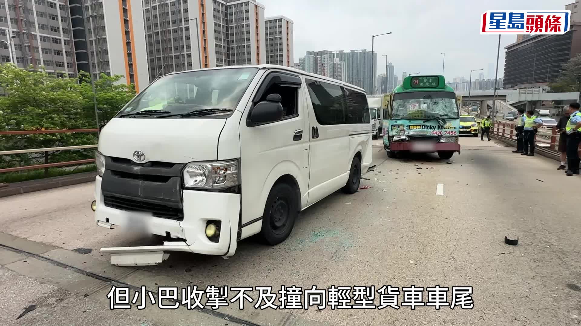 小巴、私家車及輕貨三車相撞。劉漢權攝