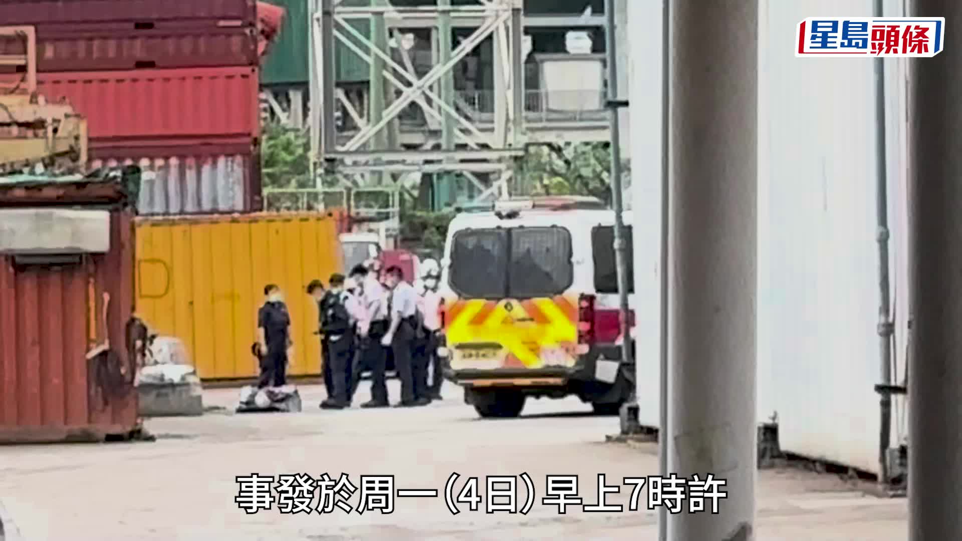 警員檢查屍體。梁國峰攝