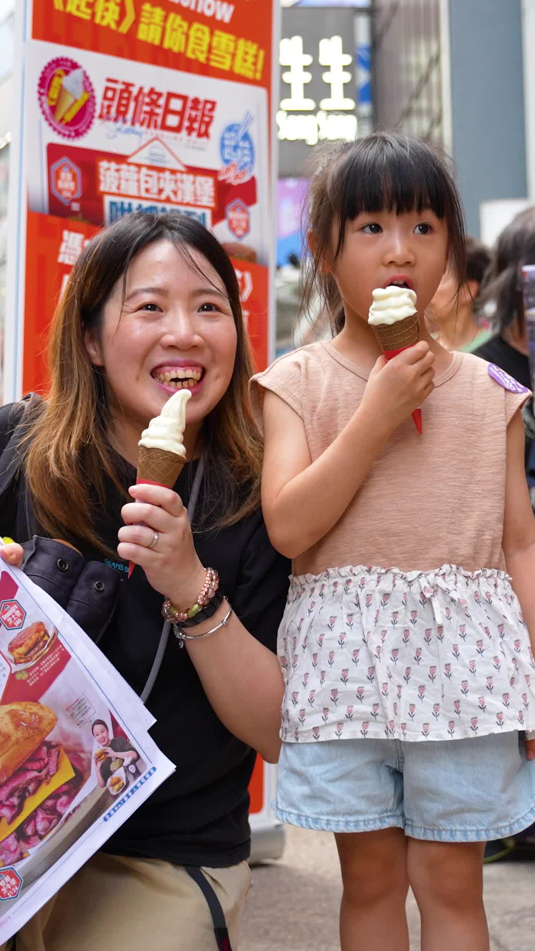 《头条日报》Saturday《起筷》10.17铜锣湾快闪！免费派雪糕 × 人气女团MYNT应援 全城捕捉「超大《起筷》人」送美食贴纸