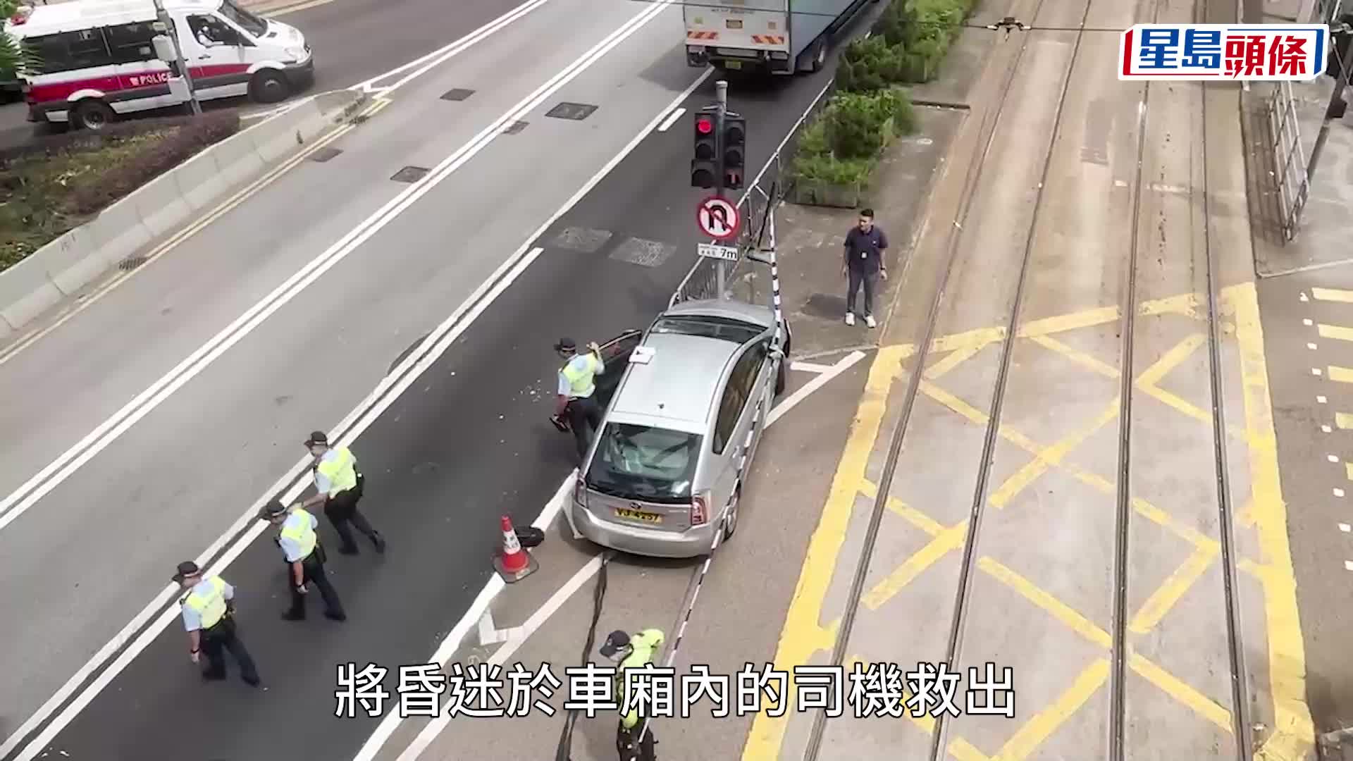 施救及時︳中環警察私家車自炒撼交通燈司機昏迷 消防即場施心外壓急救