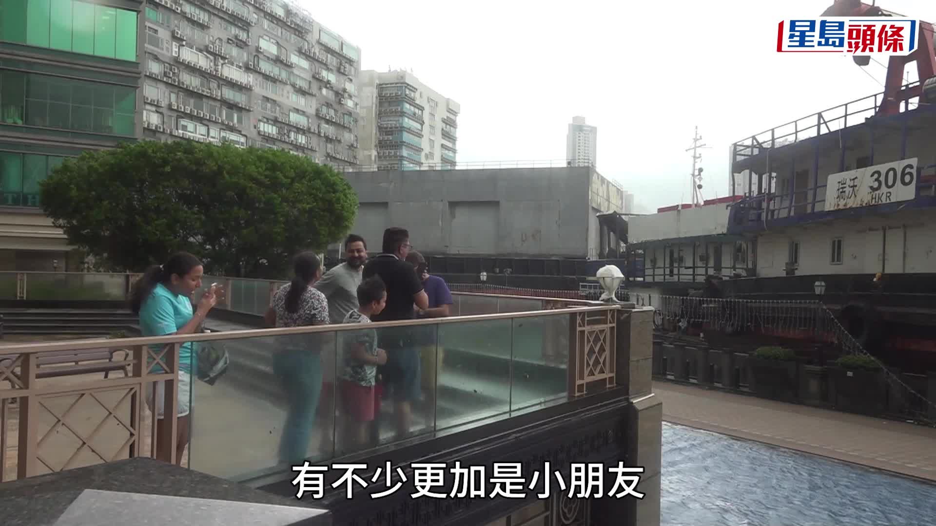 颱風樺加沙︱紅磡海面躉船撞岸 石壆大面積崩塌 欄杆整排損毀
