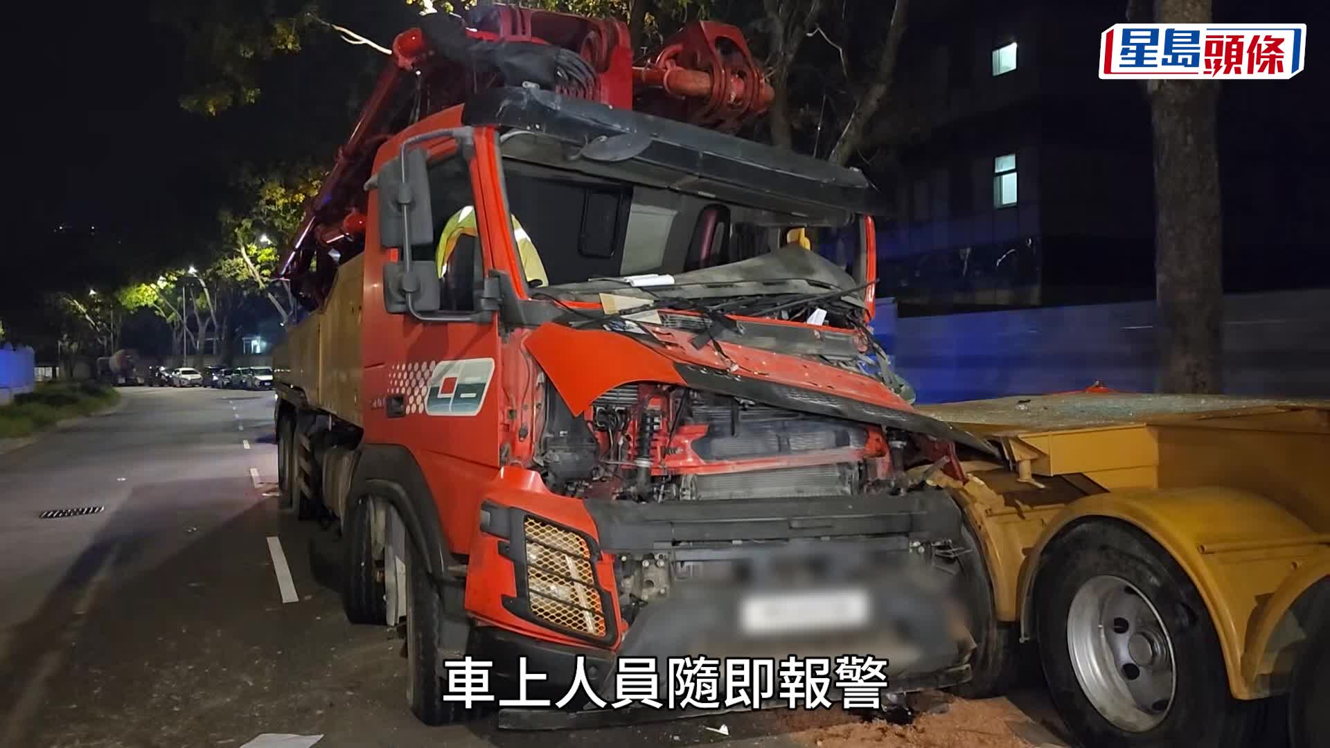 元朗左軚石屎泵車撼40呎拖架 司機雙腳被夾 半昏迷送院。黎志偉攝