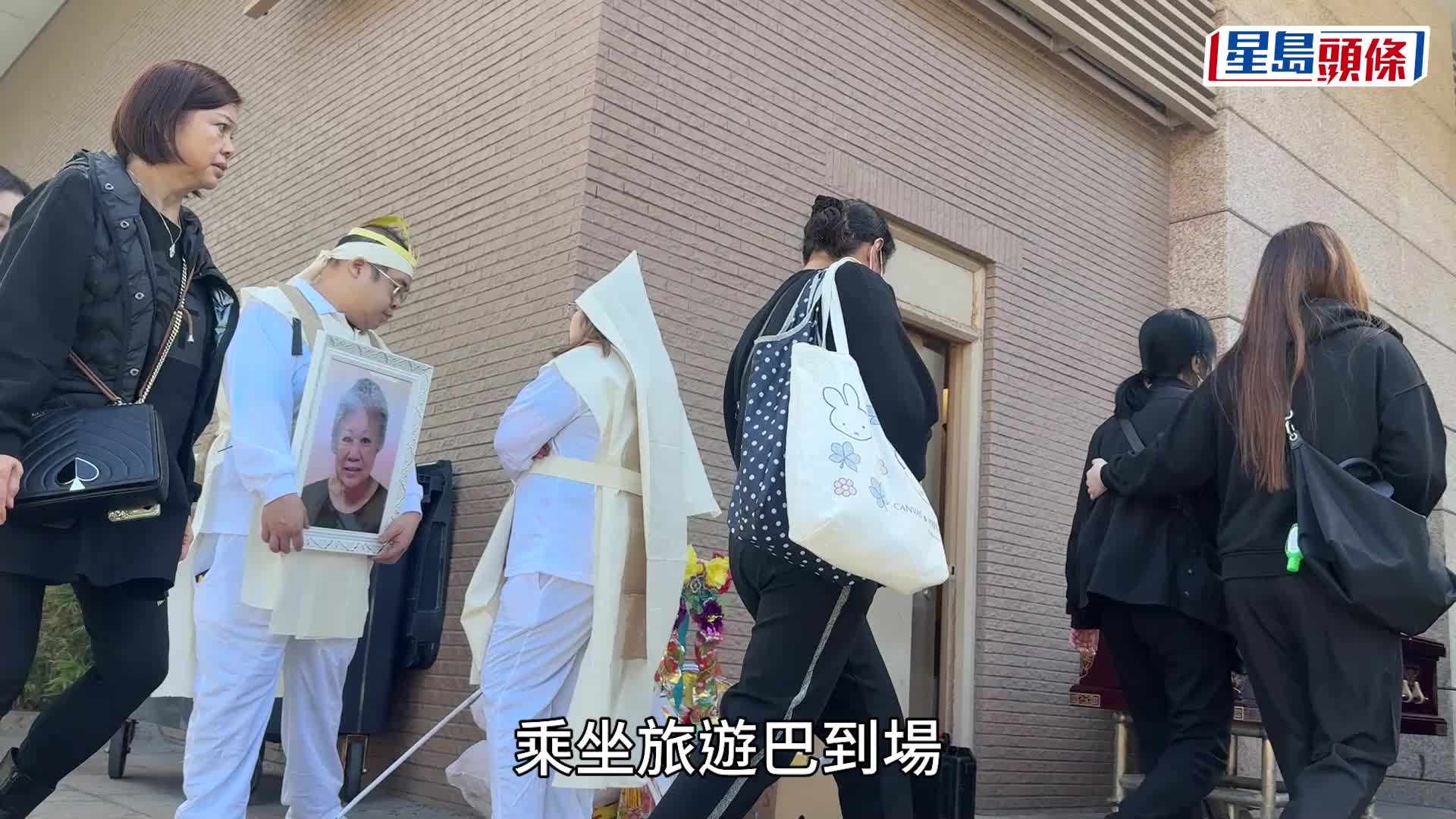 马国明父亲离世今晨低调举殡  汤洛雯细心照顾奶奶两度合十致意丨独家