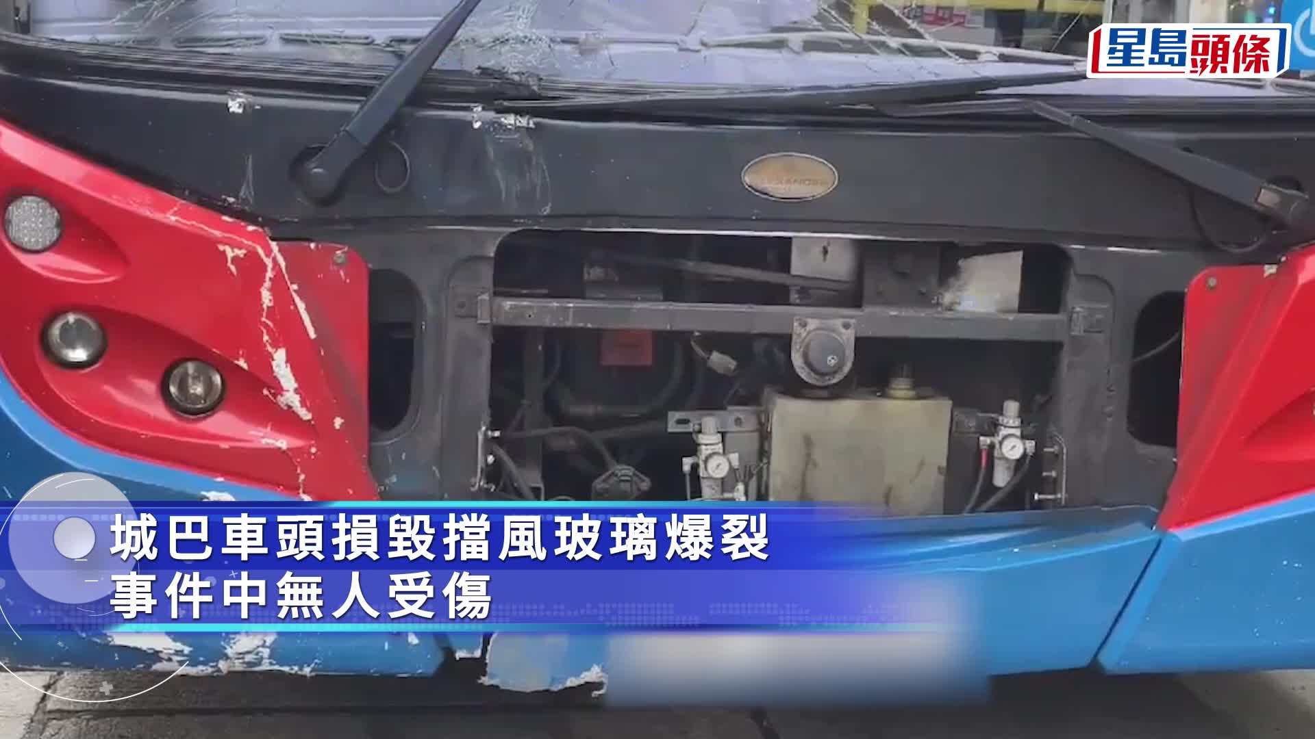 鰂魚涌城巴「訓練巴士」自炒 剷路中安全島撞斷兩交通燈柱