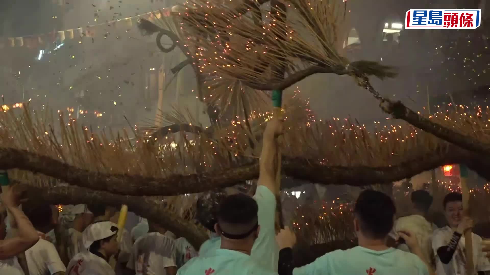 大坑舞火龍︱中秋正日 火龍從大坑舞至維園 市民夾道圍觀