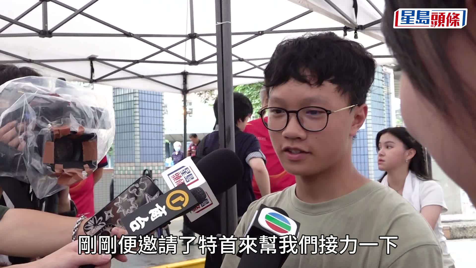 李家超元州邨落區試踏智能單車 在場青年指特首平易近人：同朋友冇乜區別