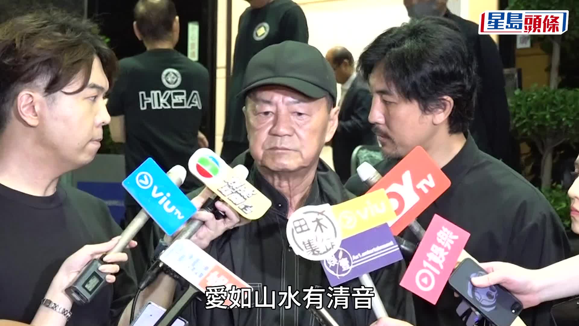 唐佳雪妮設靈丨狄龍到場瀕臨崩潰  由太太和兒子譚俊彥攙扶  14字紀念恩愛離世夫妻