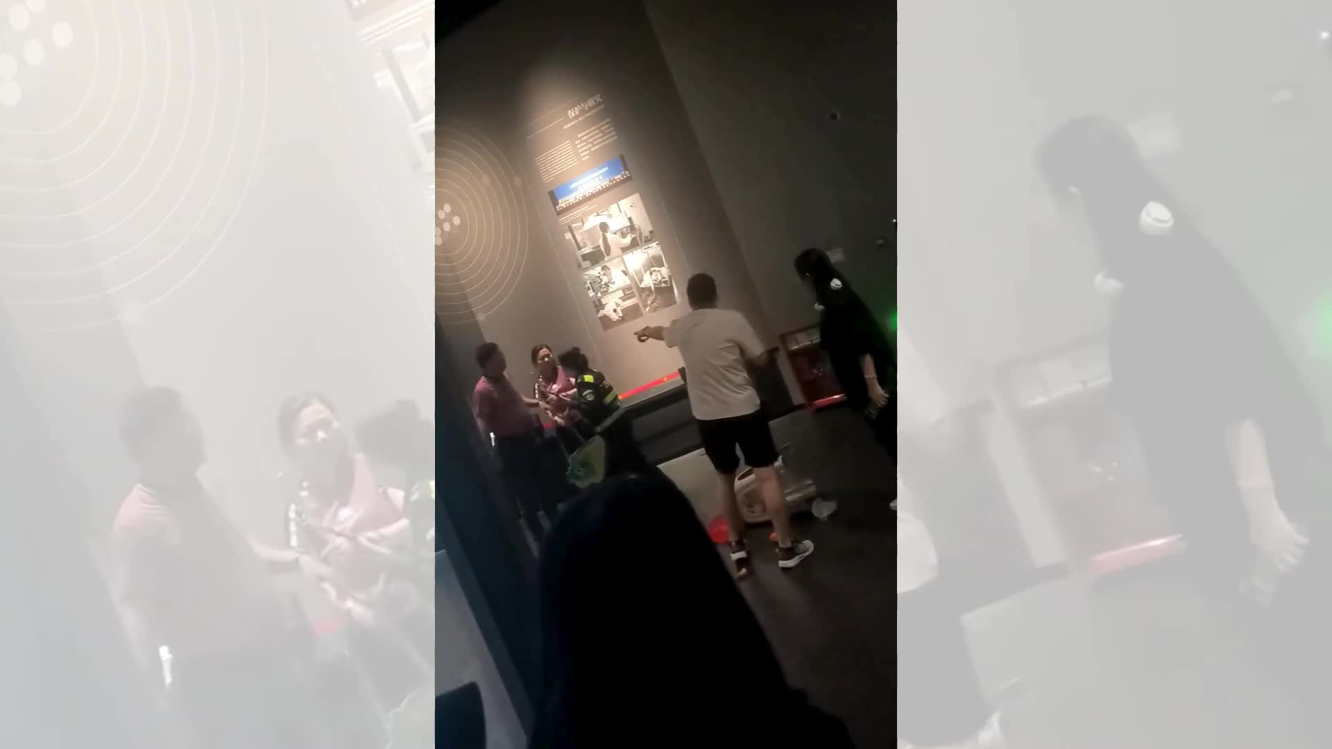 三星堆博物館多名遊客互毆，白衫漢擸凳施襲。