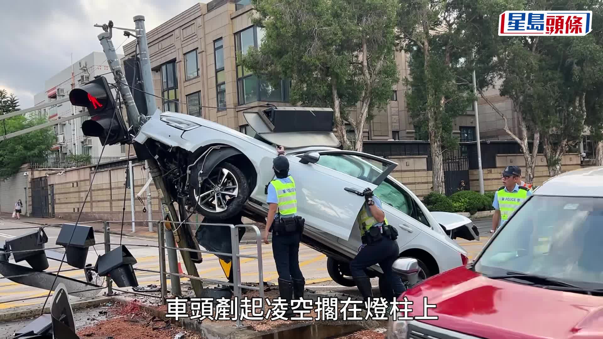 九龍塘奧迪撞交通燈柱 司機棄車離去