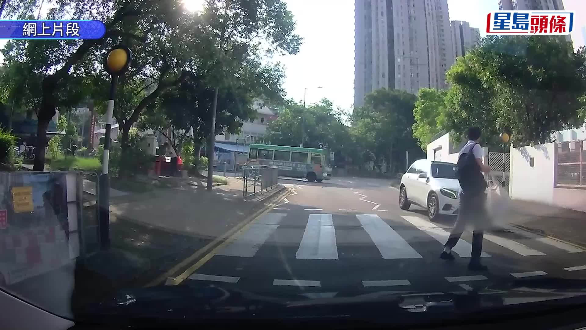 平治直衝行人過路線，險撞過路男學生。fb車cam L（香港群組）影片截圖