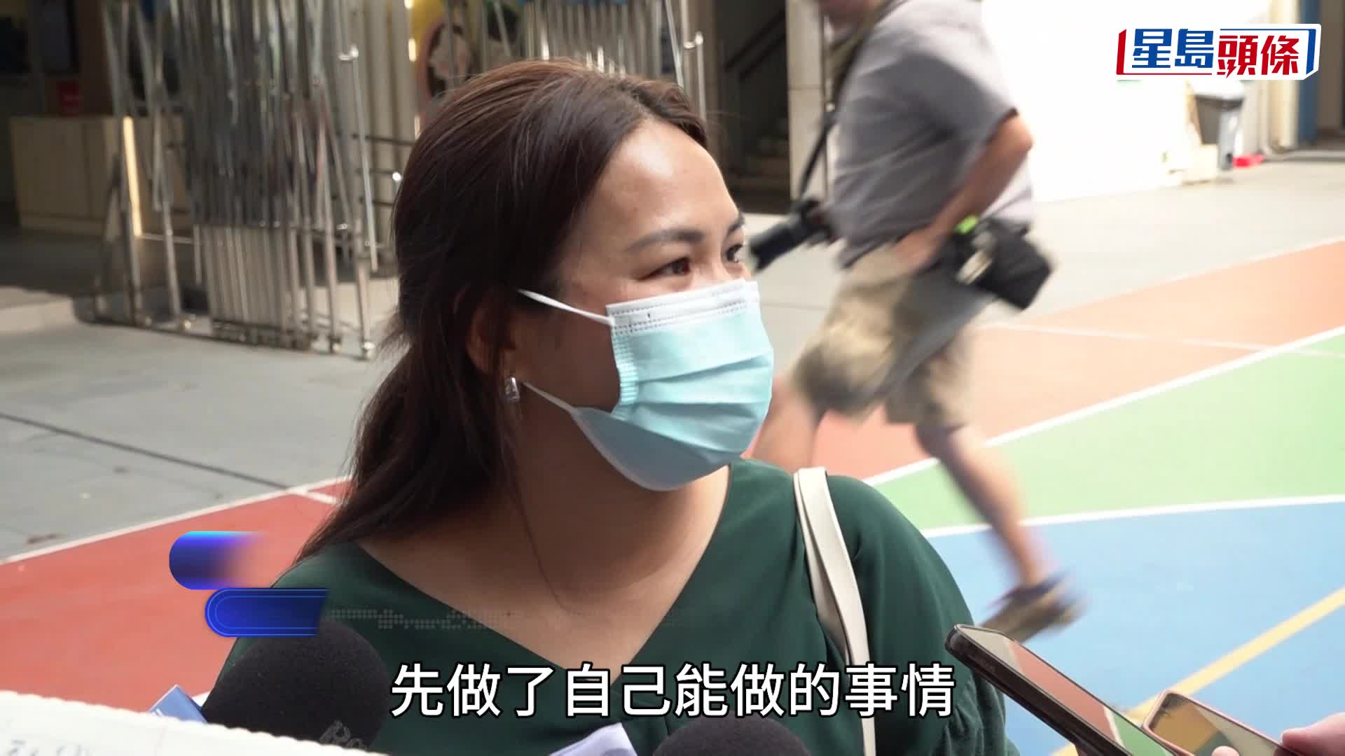 油蔴地天主教小学早上9时开门，让有意叩门的家长入内交表。何君健摄