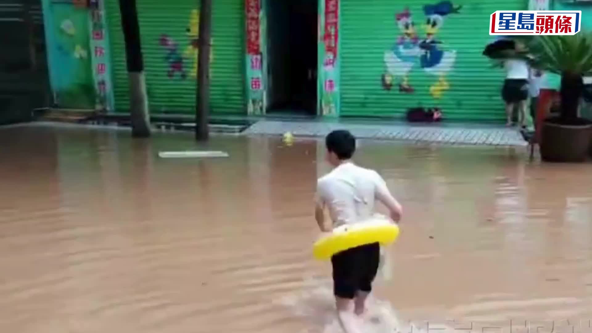 湖南暴雨下， 考生套游泳圈趕中考。