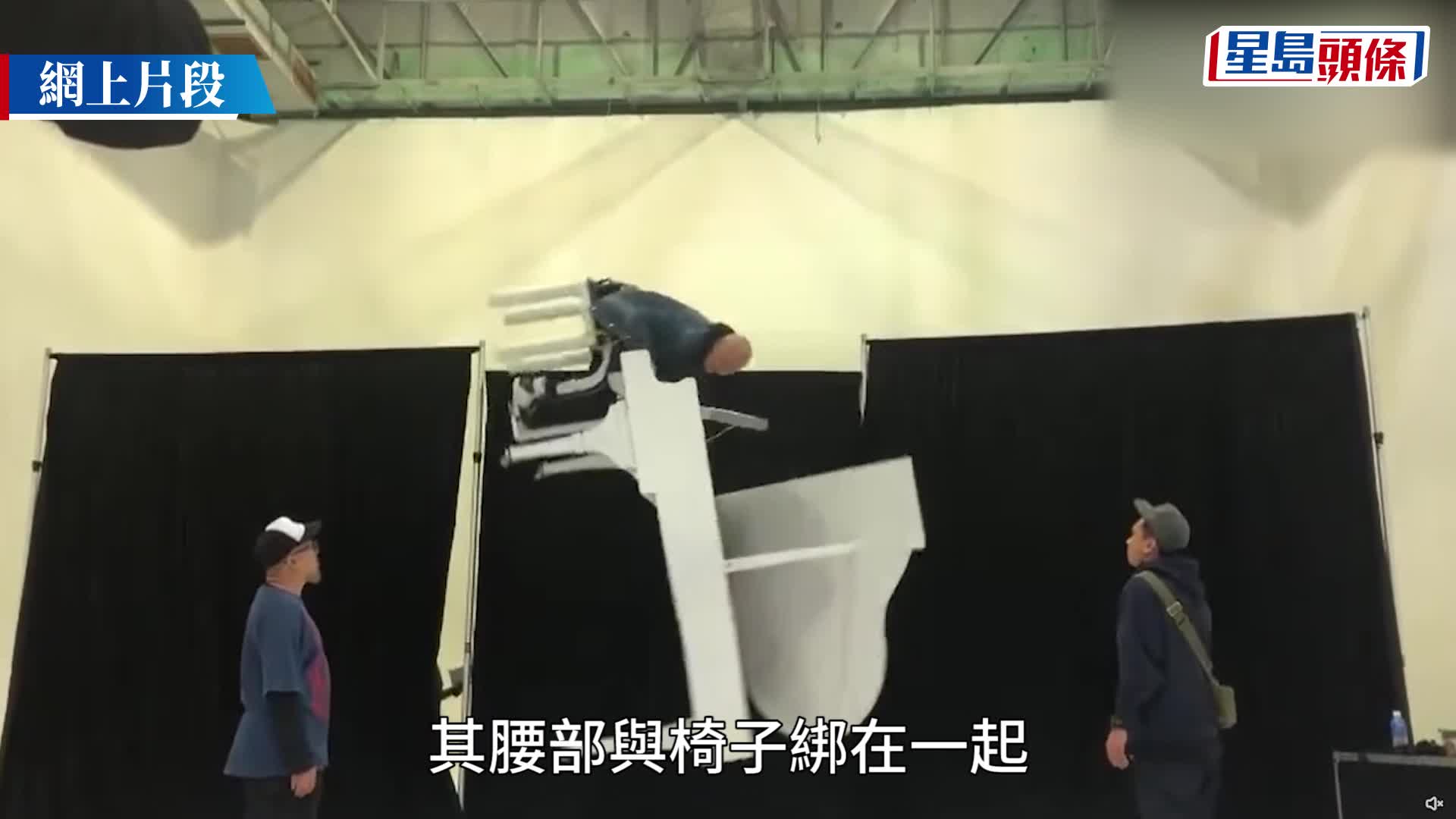 58歲張衞健為演唱會綵排驚爆高處墮地！出事影片曝光逐格睇 360度旋轉被鋼琴壓實