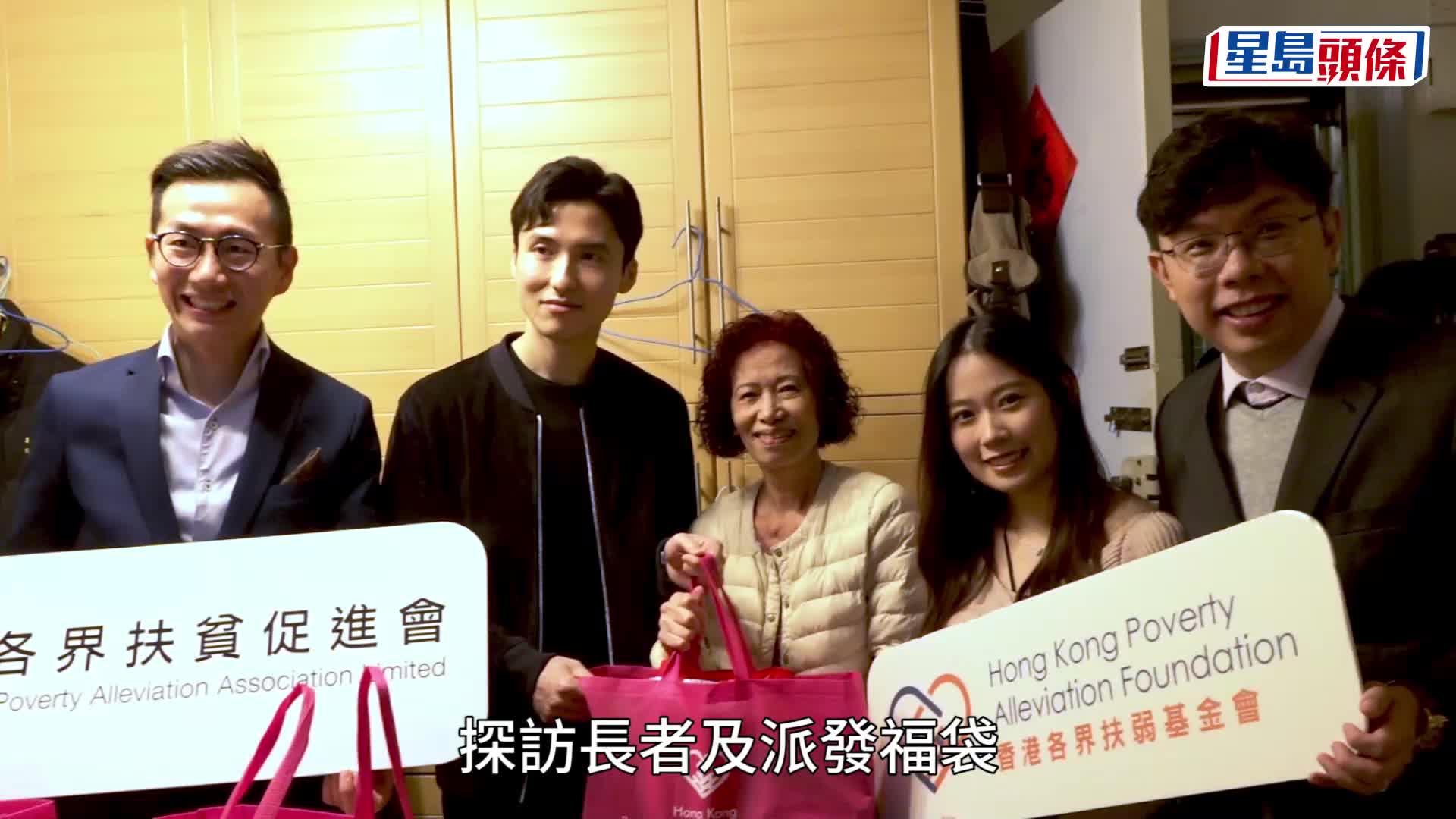 香港各界扶贫促进会会长兼召集人、星岛新闻集团主席蔡加赞在将军澳一个公共屋邨派发新春福袋。苏正谦摄