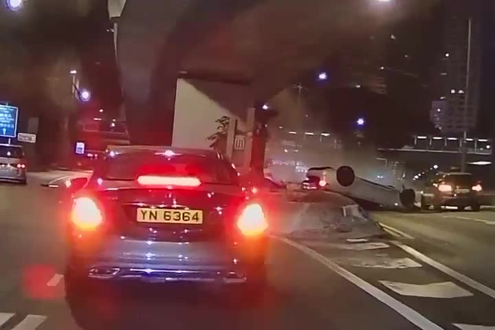 灣仔夏愨道私家車自炒四輪朝天，男司機面傷送院。