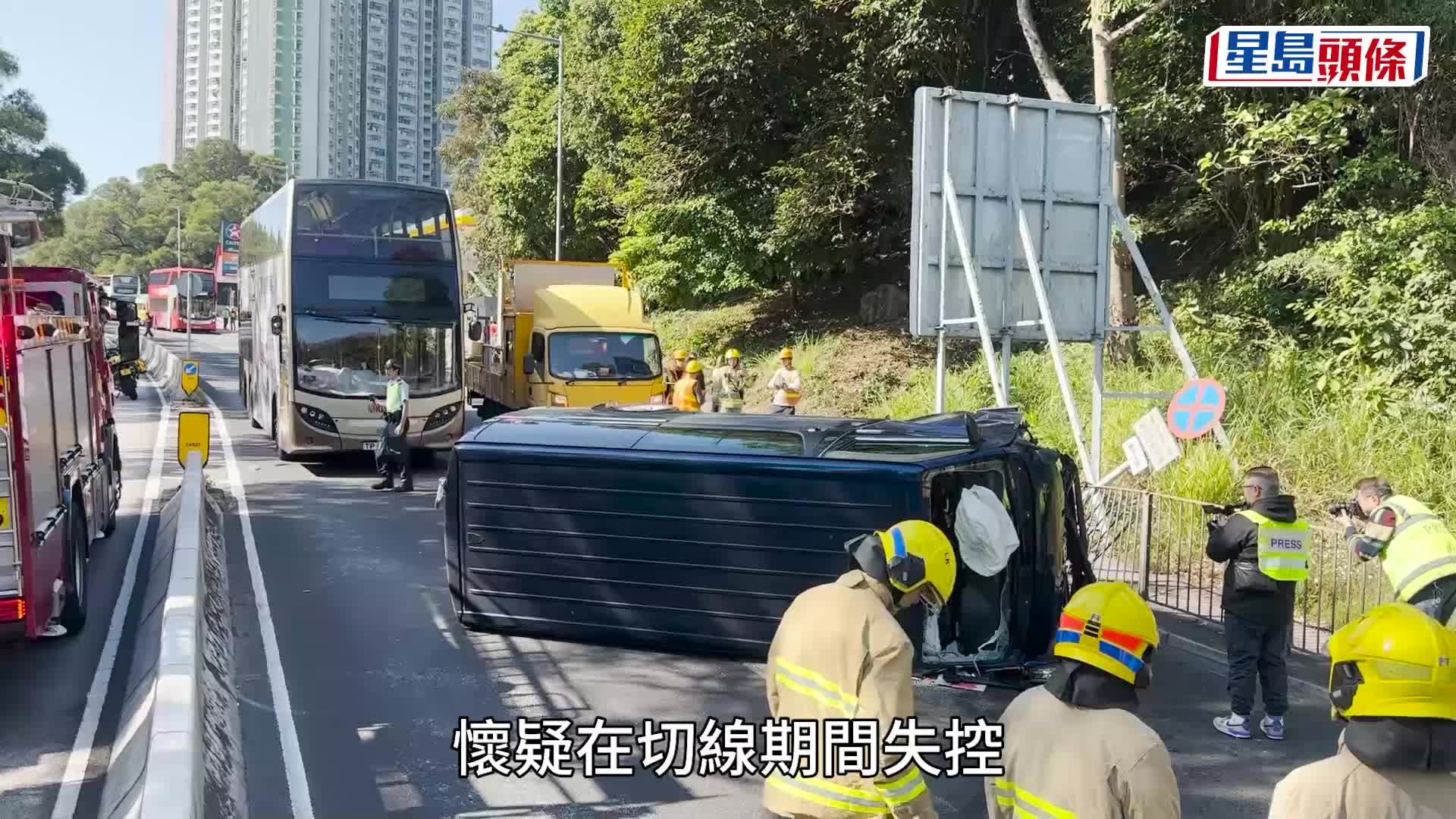 客貨車向右翻側。梁國峰攝