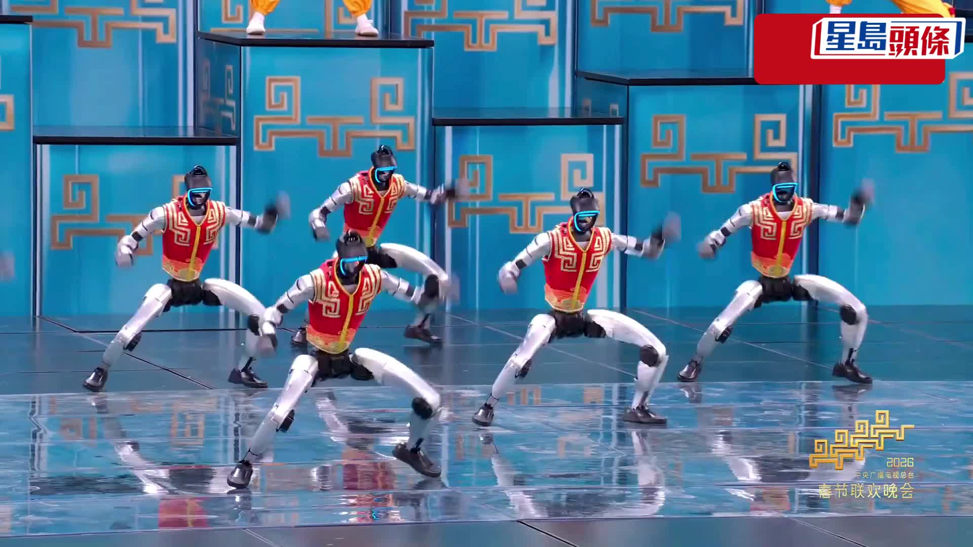 央视春晚机械人上演小品喜剧，不扭秧歌表演武术。