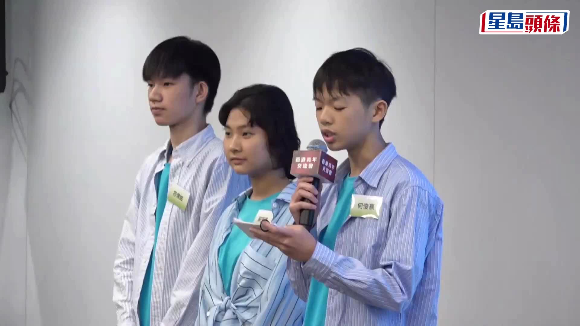 夏寶龍訪港與青年交流期間，眾人共唱「獅子山下」。政府新聞處影片截圖