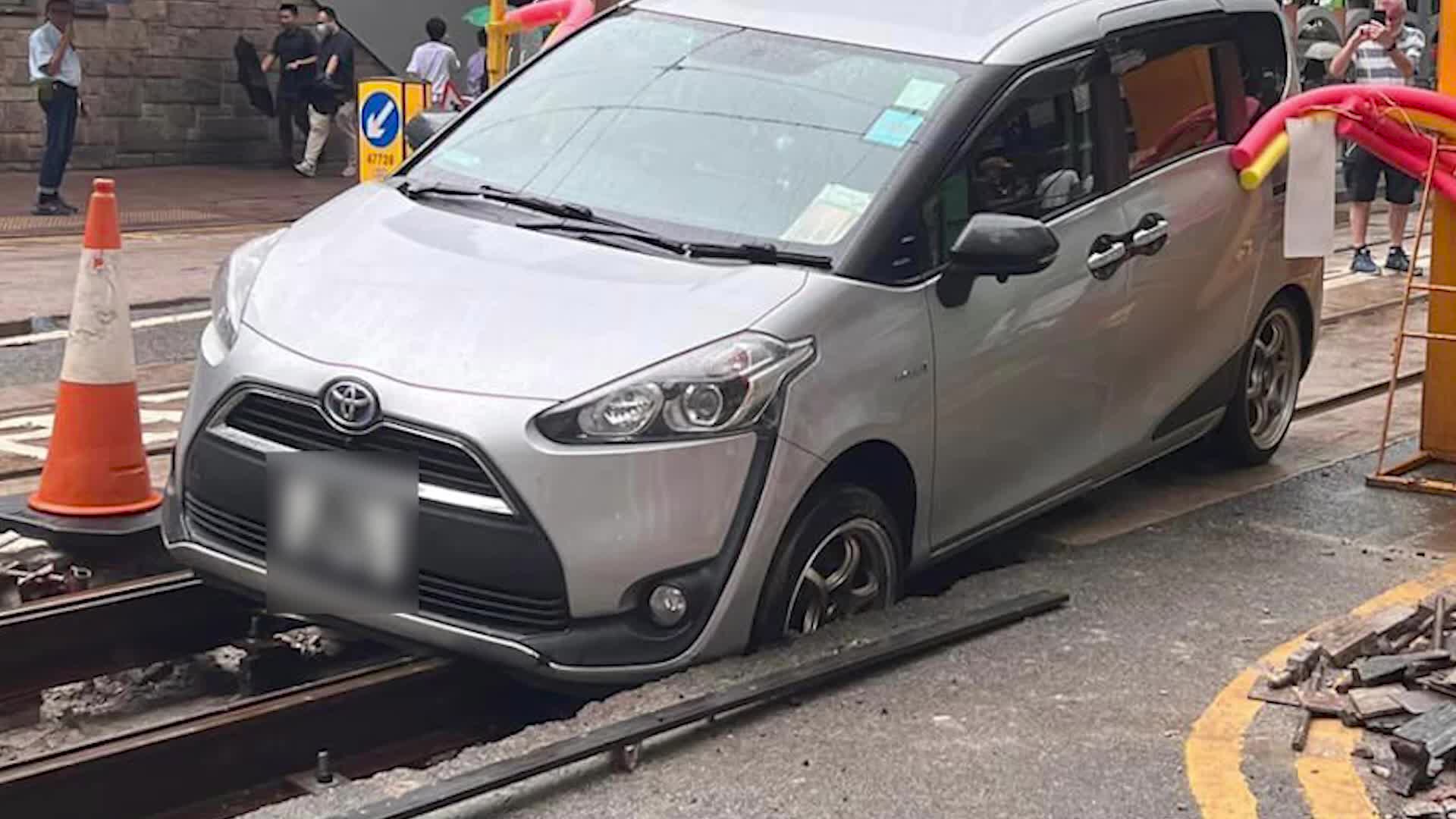 湾仔车辆堕电车轨｜一日两宗 再有七人车误闯 司机斥指示不足：任何司机都反应唔到！