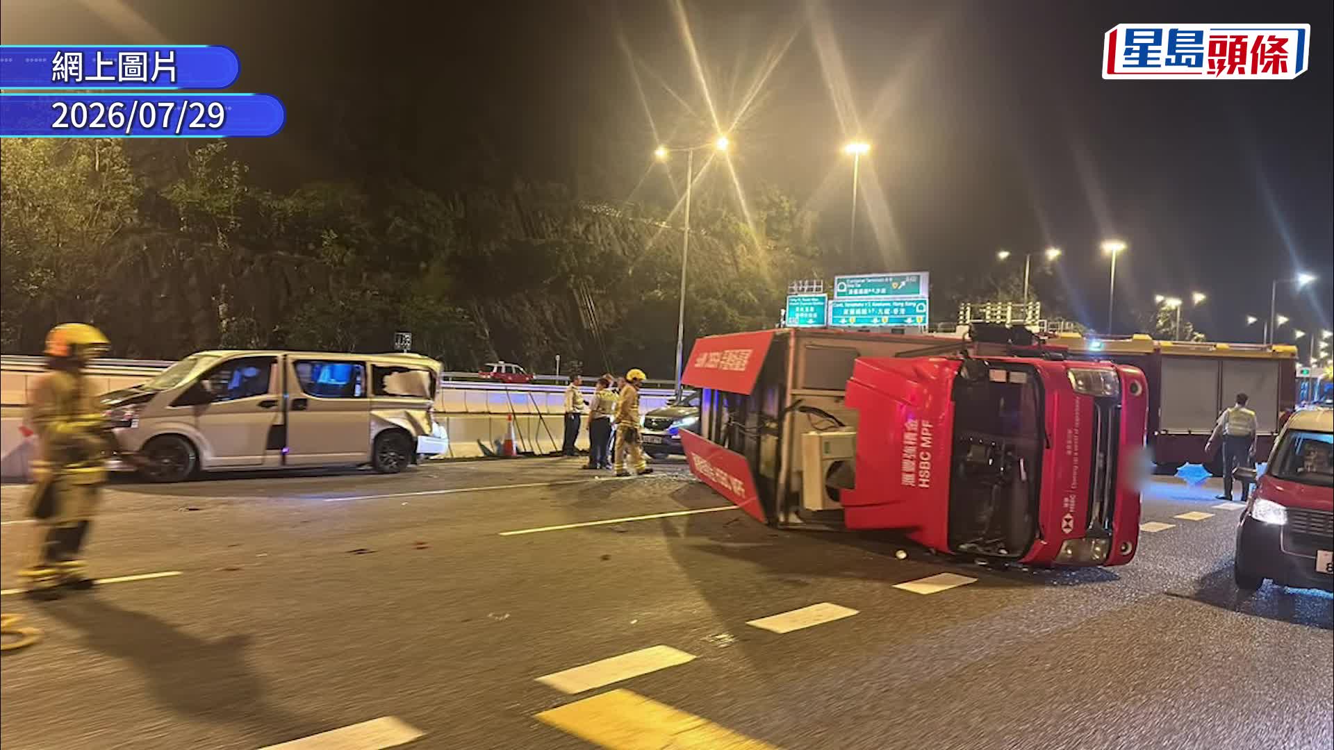 長青公路2車互撼 密斗貨車翻側司機無大礙 往機場交通擠塞