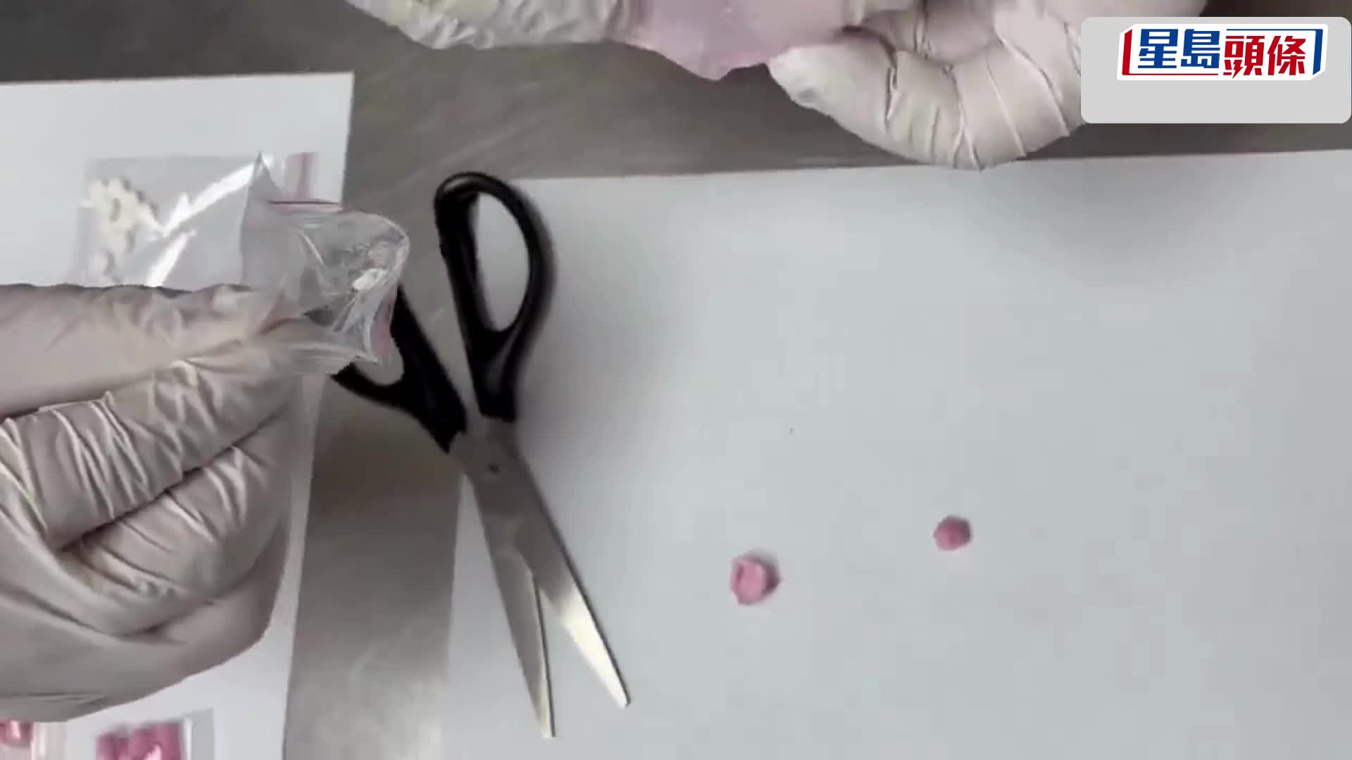 内地海关近日在罗湖口岸查获一名进境旅客藏匿携带6.39克海洛英、1.54克美沙酮。 海关发布