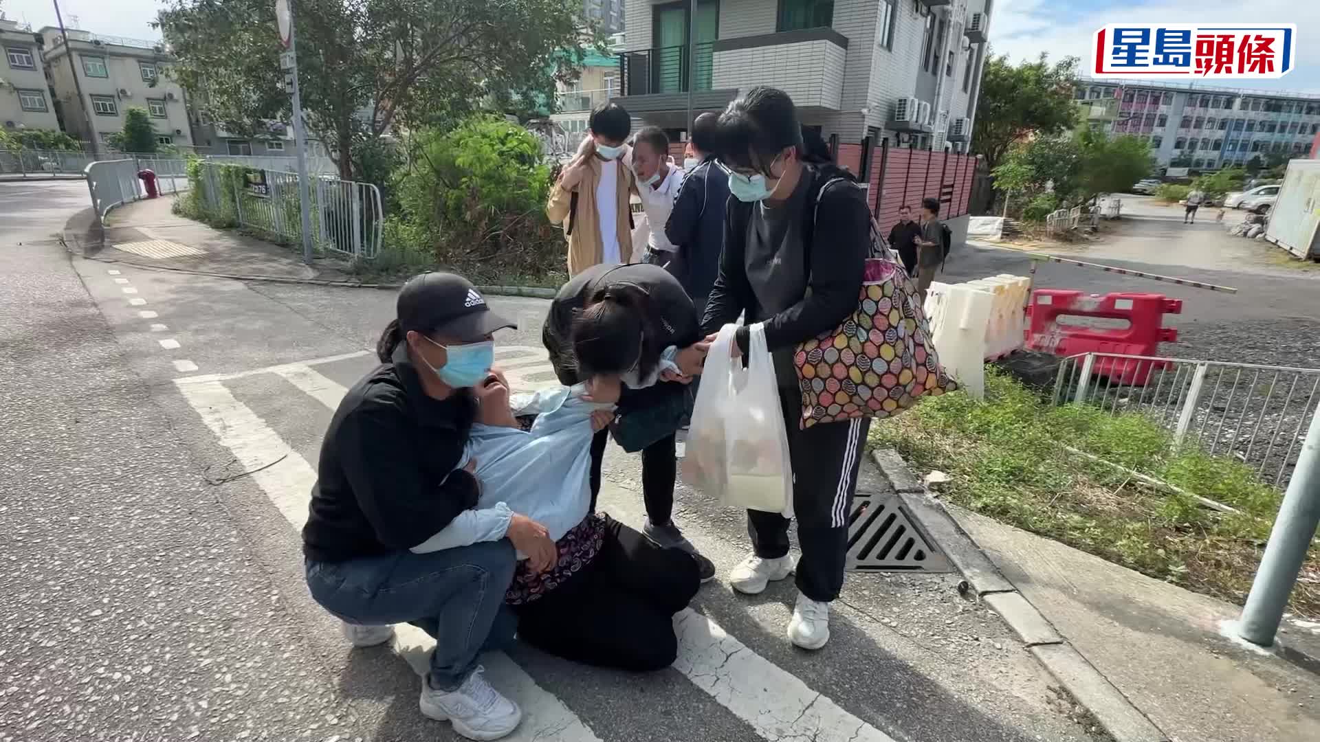 死者丈夫認屍後傷心離去。劉漢權攝