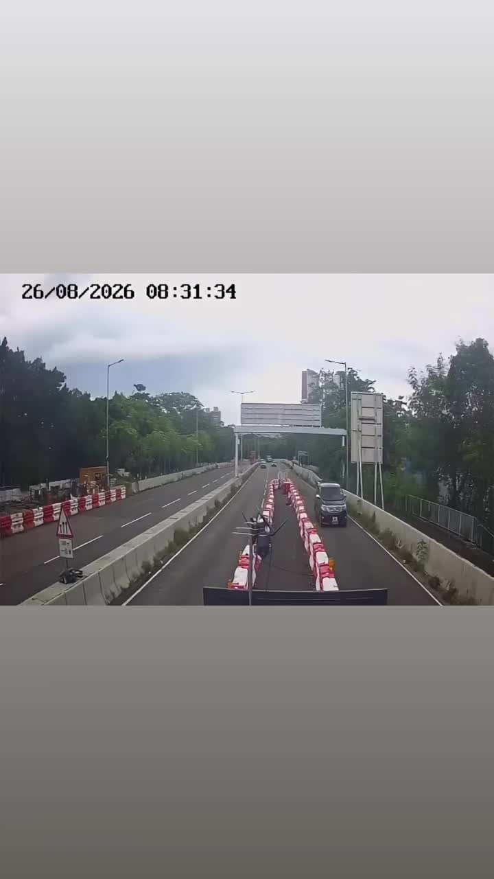奥迪私家车撞水马翻转。 fb车cam L（香港群组）图片