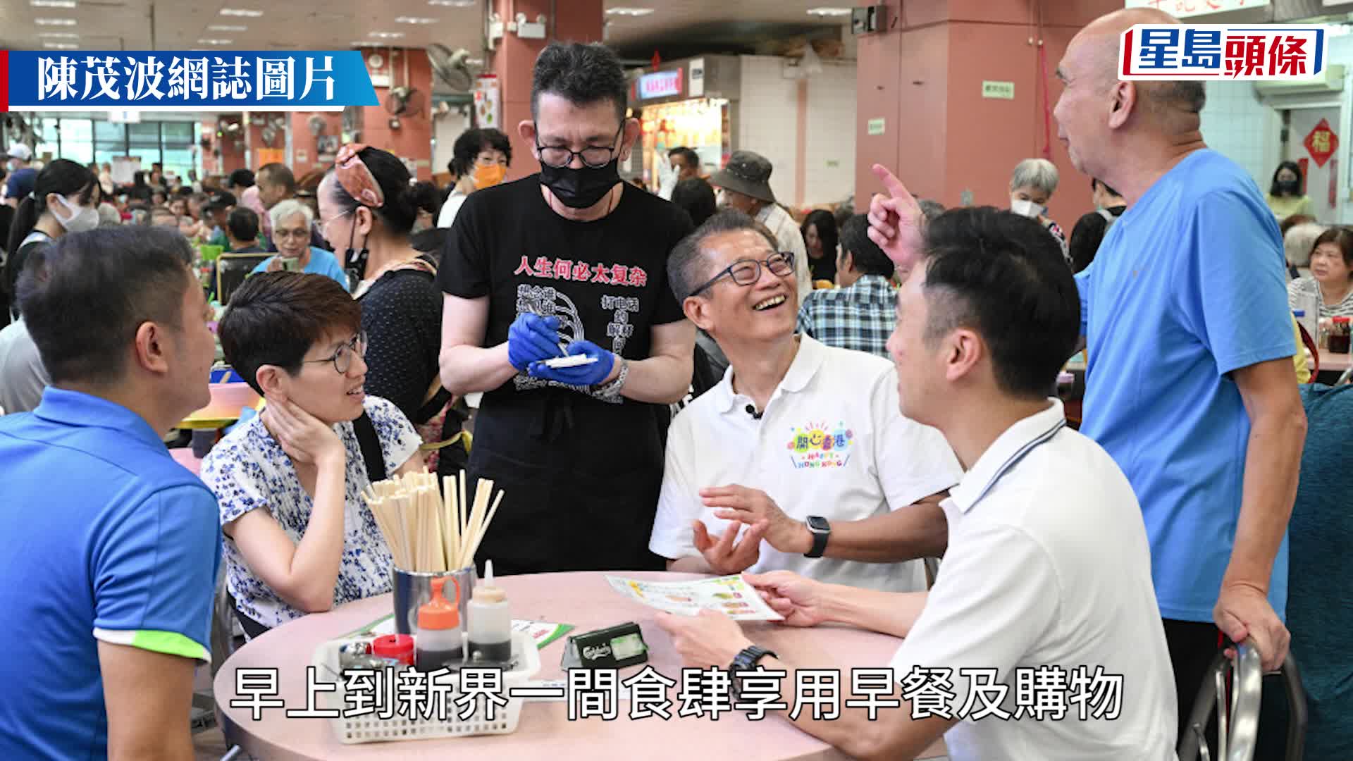 政府向獲核實資格的登記人發放第二期消費券2,000元，不少以八達通領取消費券的市民，早上已迫不及待到港鐵站內的補貼領取機及便利店拍卡。 蘇正謙攝