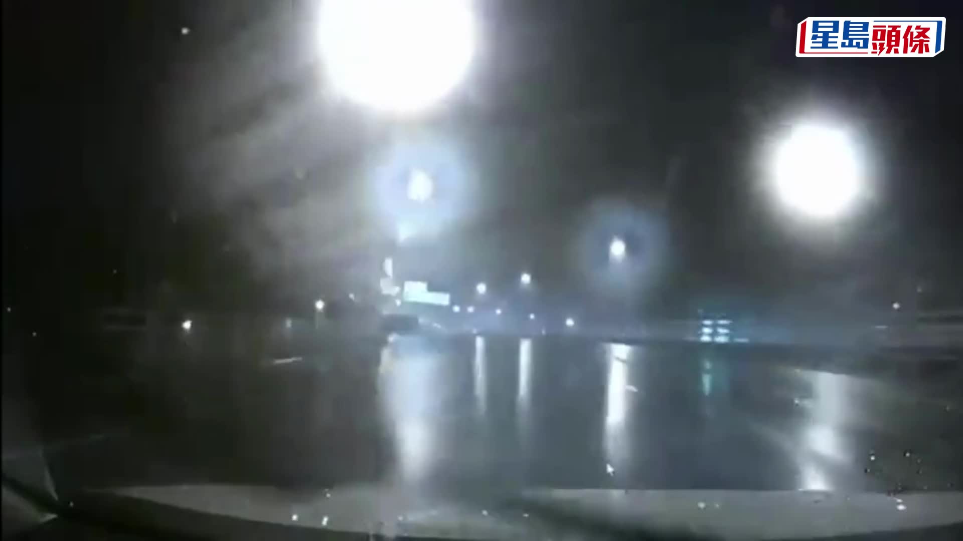 一輛貨車疑因天雨路滑失控翻側。網上圖片