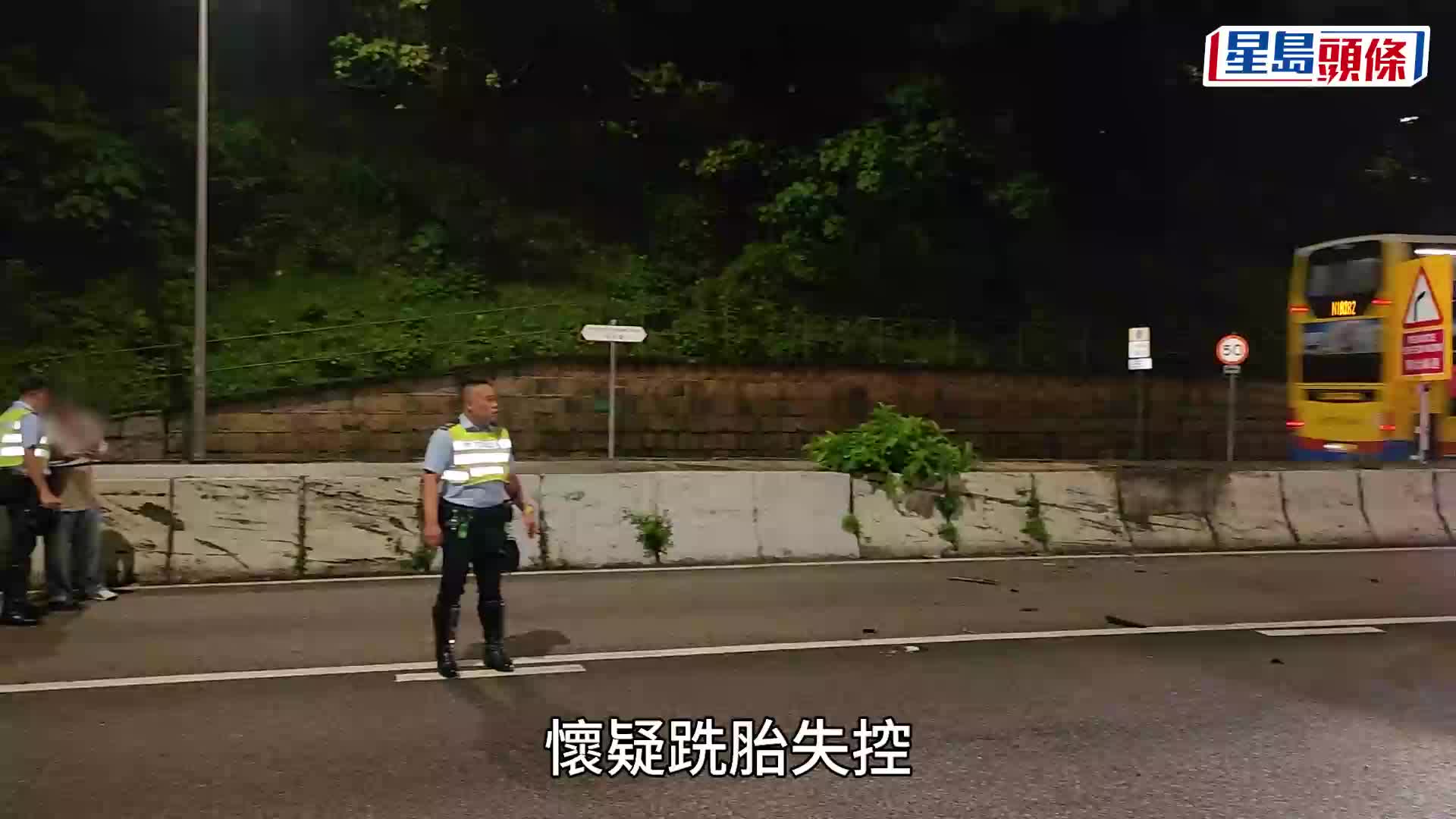 公主道七人車跣胎撞壆 車頭嚴重損毀 司機幸無受傷