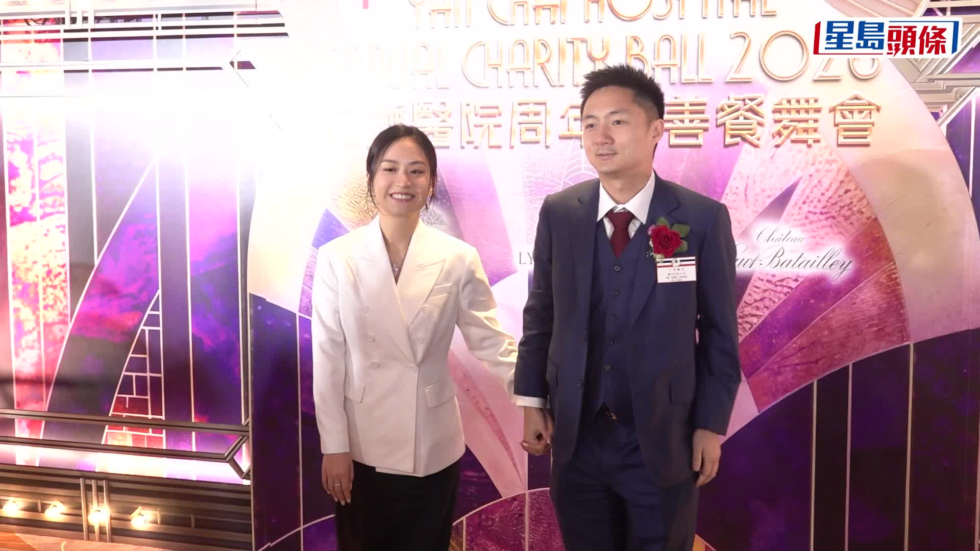 钟培生求婚后首带未婚妻庄雅婷现身  风骚派利是十指紧扣叫「老婆」  爆巨型求婚钻戒来历