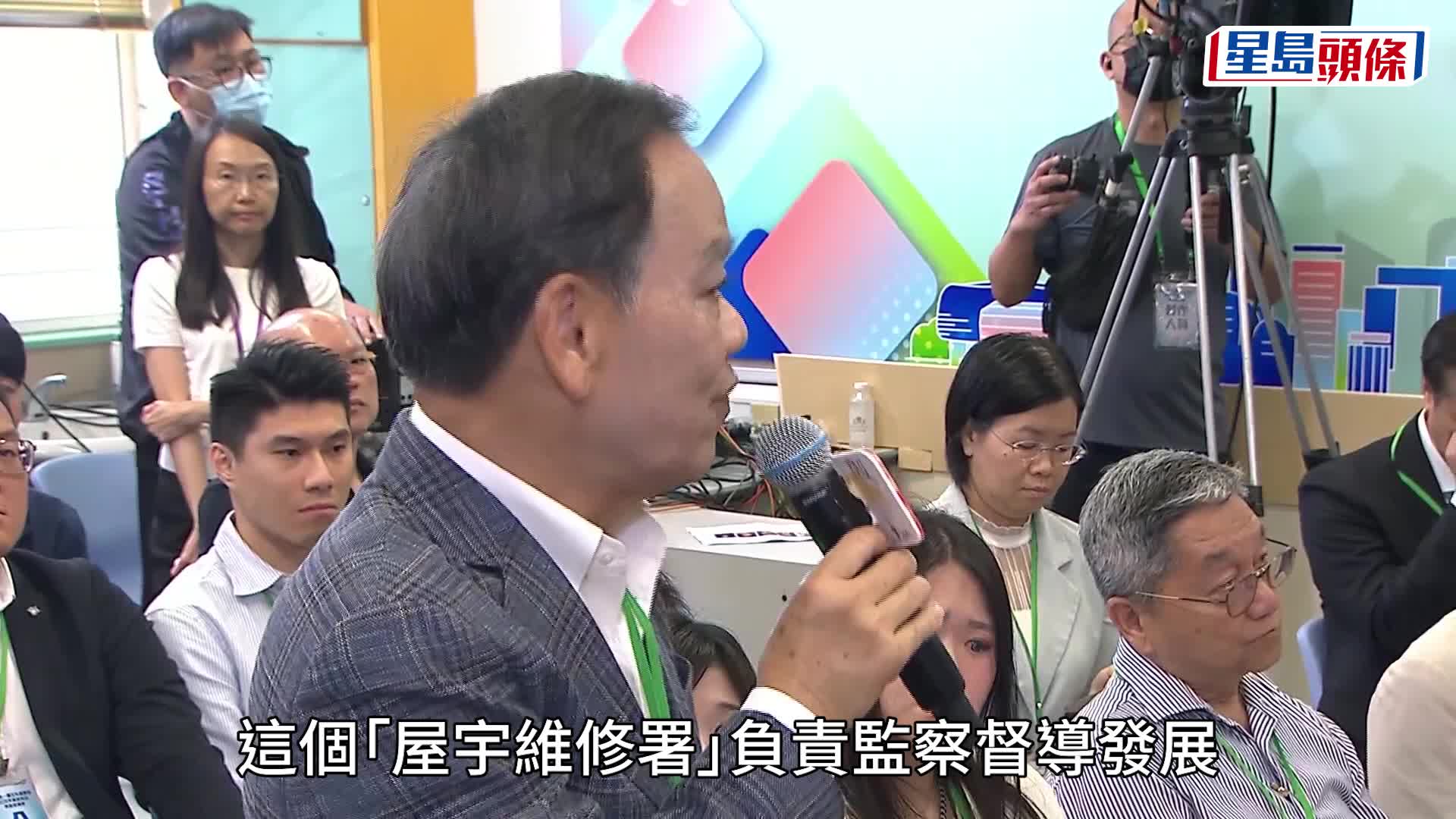 行政長官李家超在諮詢會聽取市民意見。政府新聞處