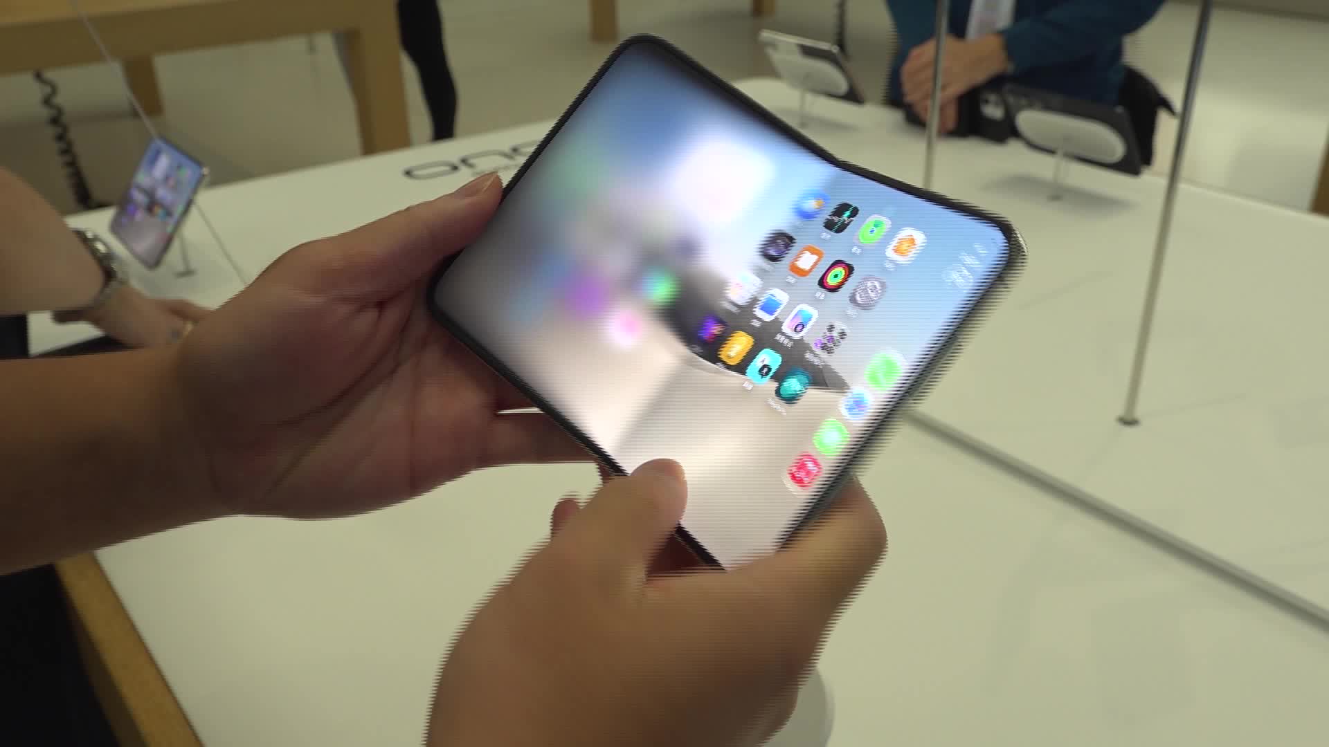 苹果首款全新折机 Apple iPhone Duo今日（23日）发售。