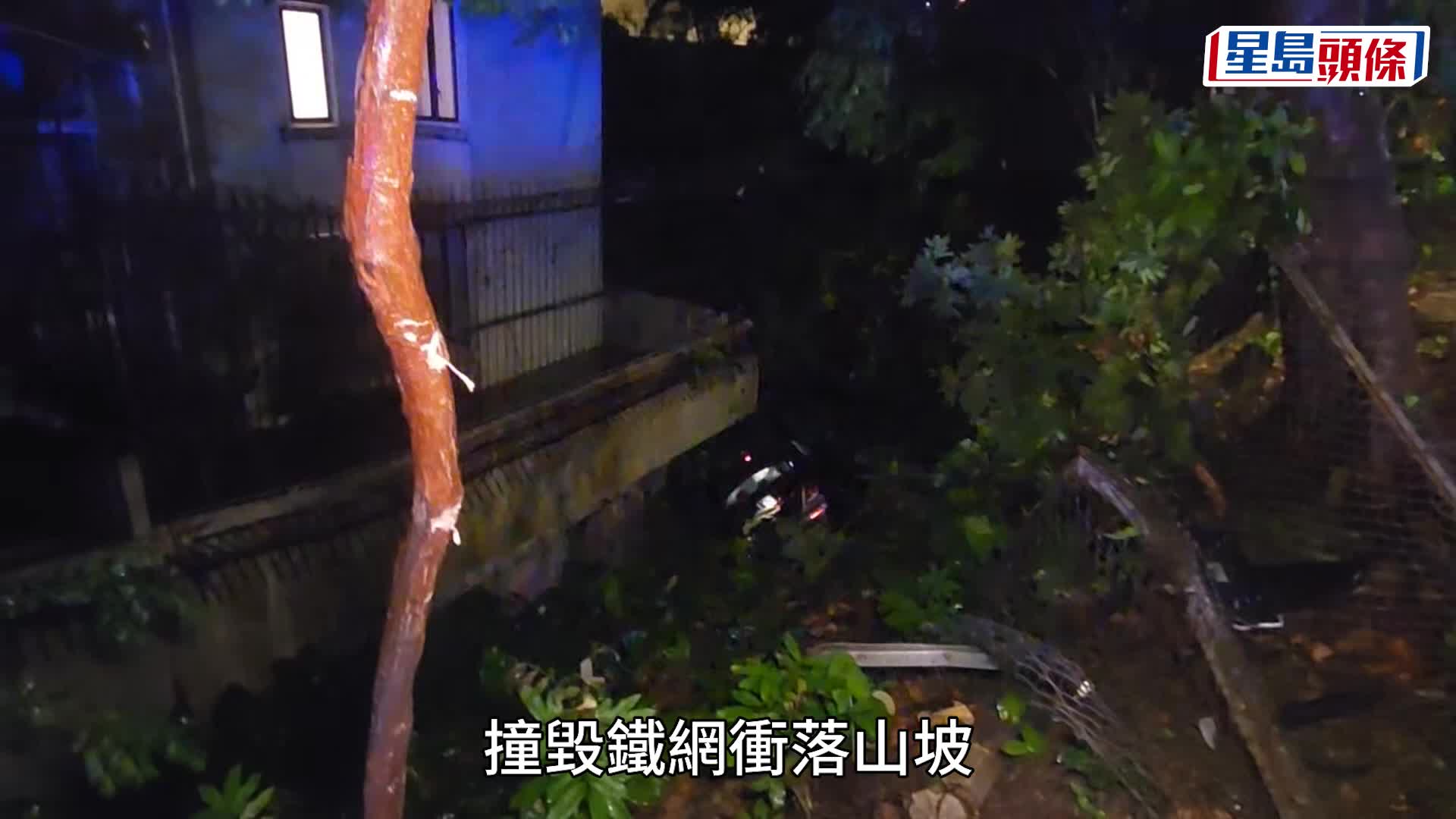 北角私家車爬頭失控 撞毀鐵絲網墮8米山坡。黎志偉攝