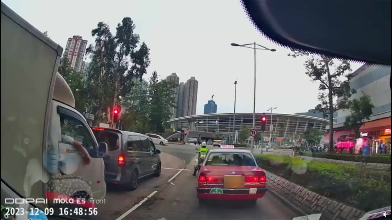 的士司機等紅燈 突衝前撞交通警 網民：香港腳發作？｜車Cam直擊