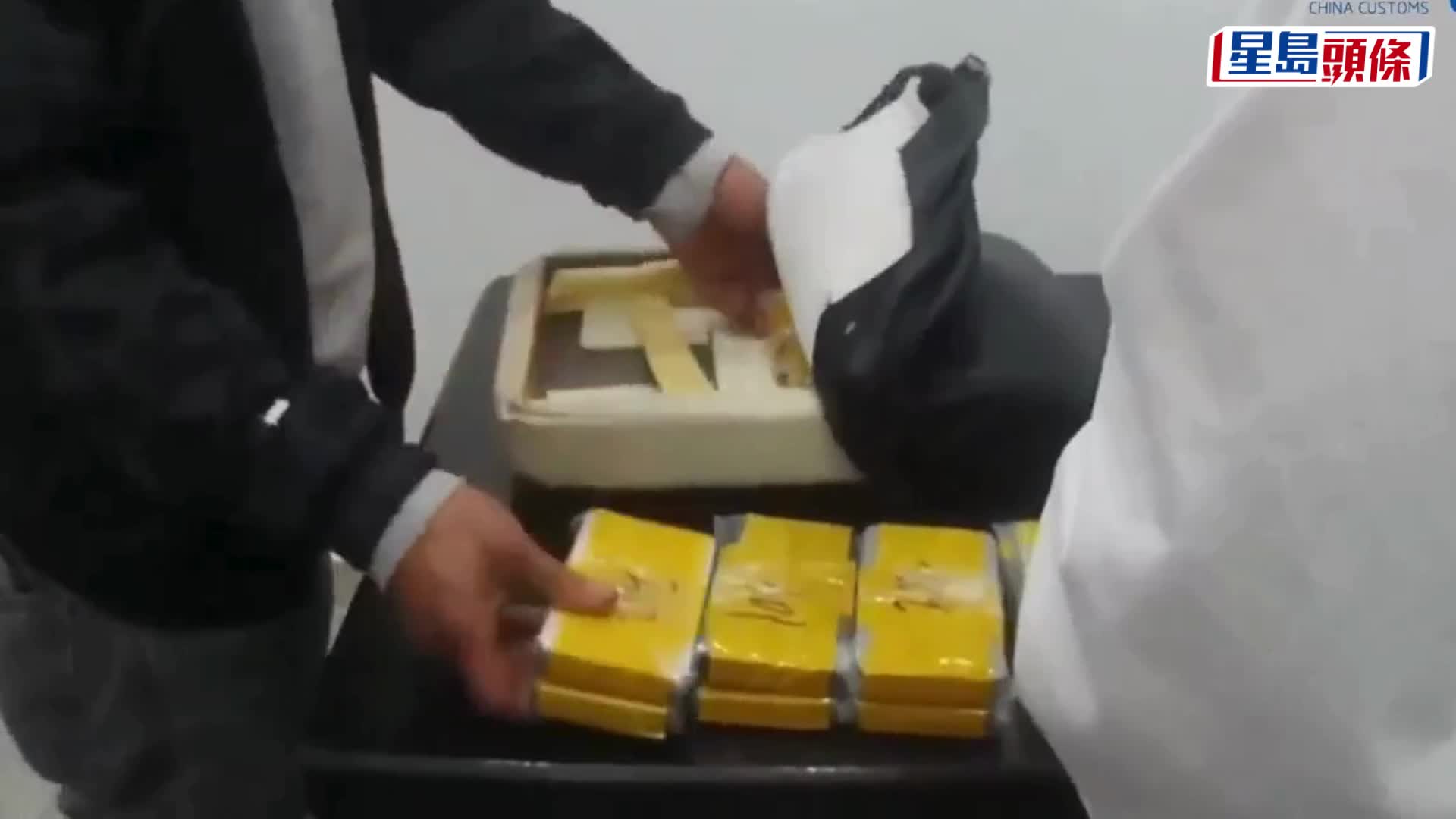 香港一男一女同日騎代步車拱北口岸過關，坐墊被揭藏64部舊iPhone。