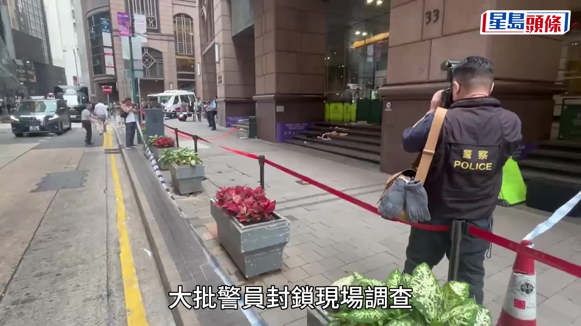 現場遺下大灘血迹。楊偉亨攝