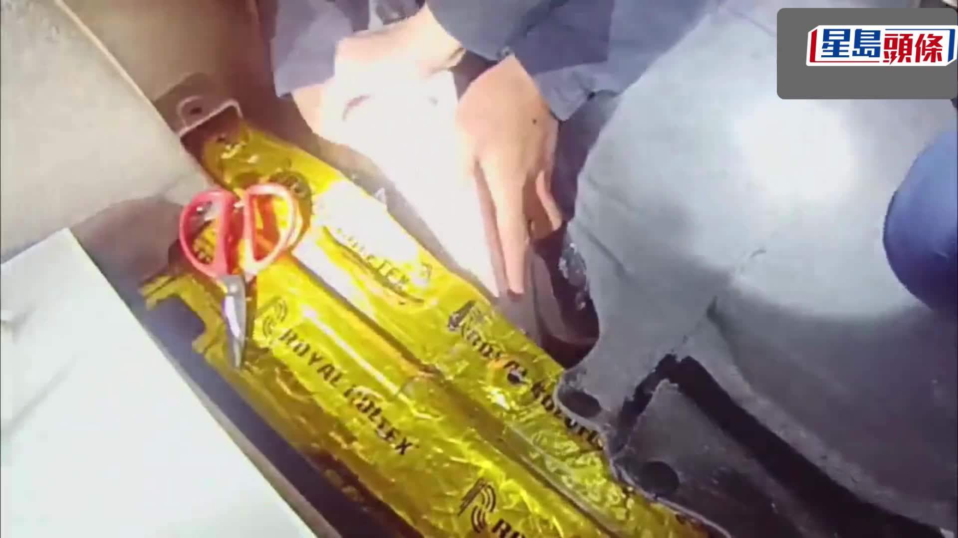 车藏近150公斤银砖，跨境司机港珠澳大桥闯关断正。