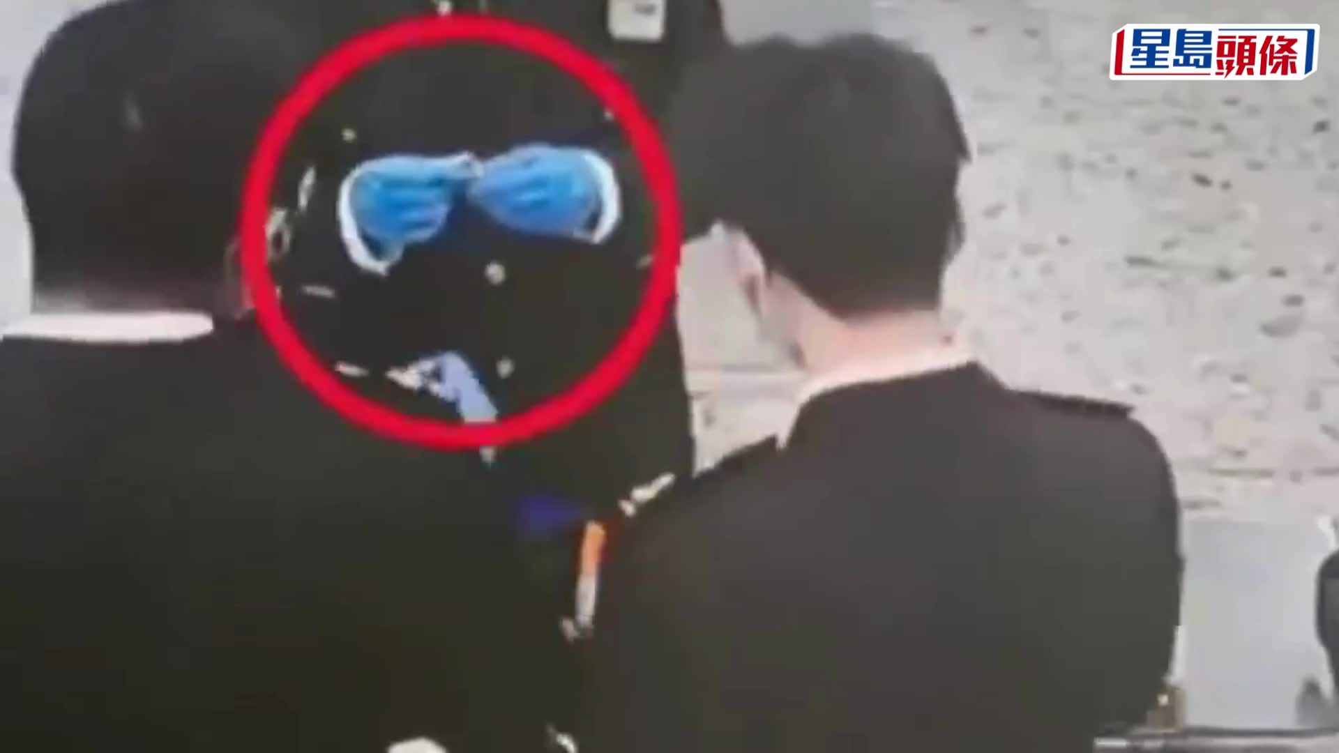 毒男北上面青青神情亢奮，香水布袋藏冰毒西九龍站斷正。