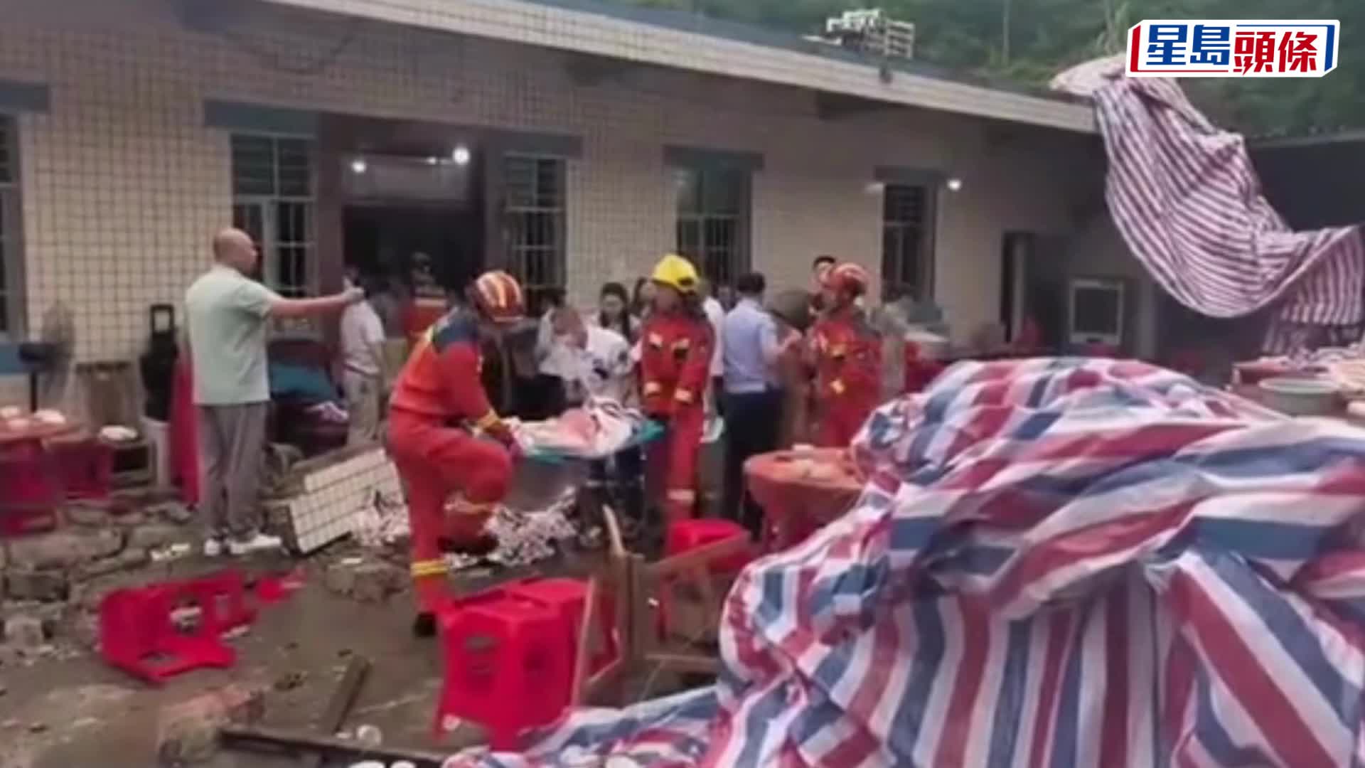 四川長寧升學宴牆體倒塌，多人倒地受傷。抖音