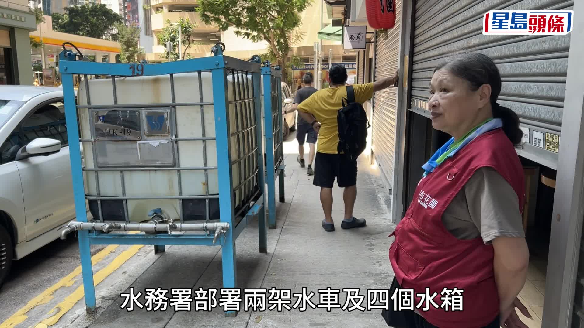 居民到附近水車取水。蔡楚輝攝