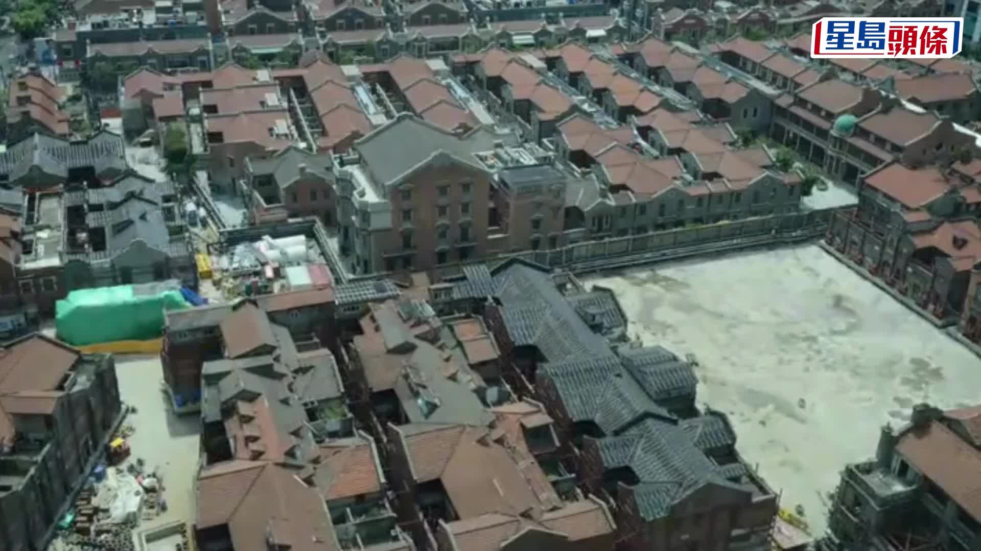 重7500噸的上海「華嚴里」石庫門建築群，由432個機器人搬回家。上觀新聞