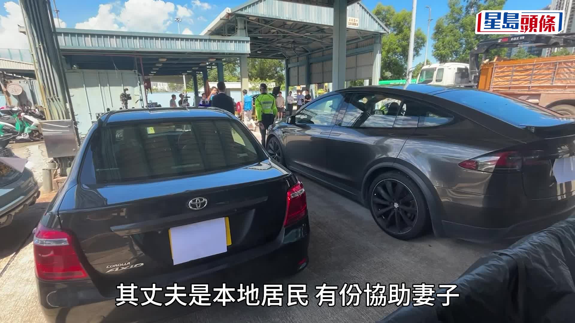 警方打擊「白牌車」非法載客取酬共拘4人。林思明攝   