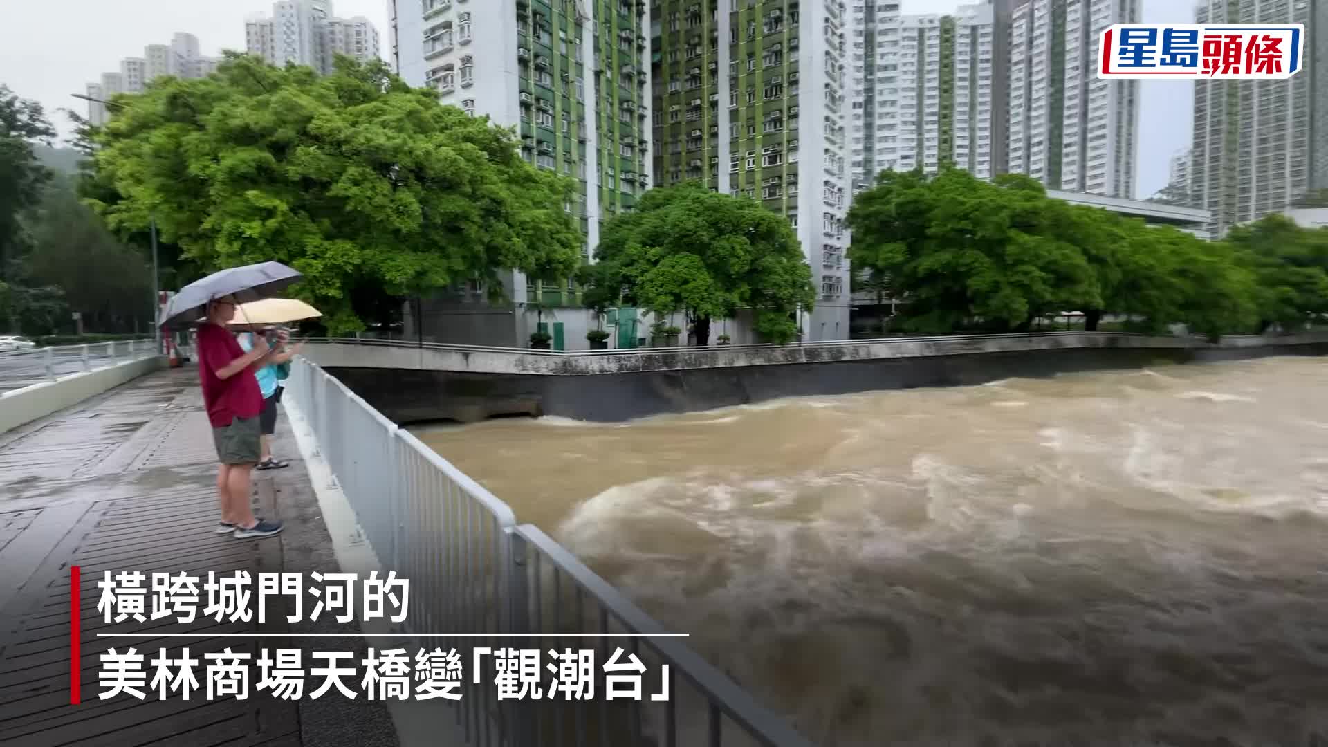 城門河洶湧澎湃，奔騰而下。