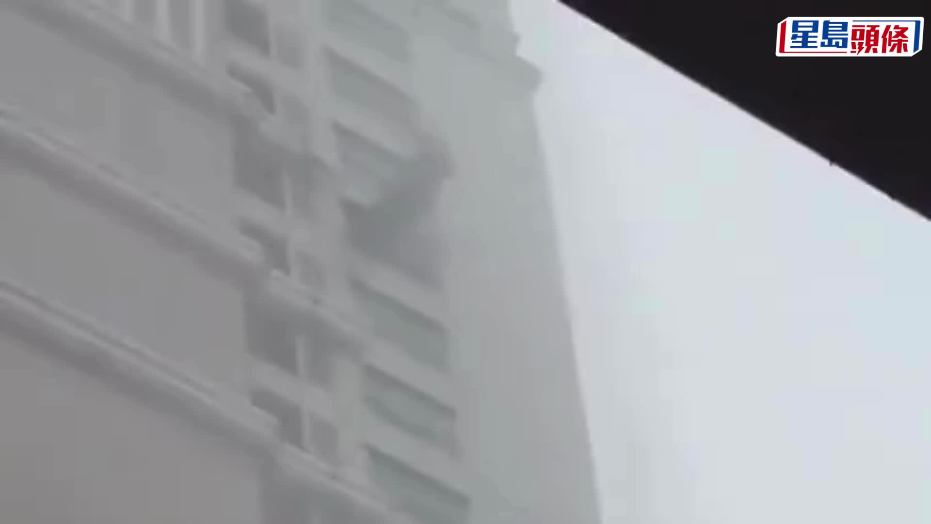 印尼抹窗工高空作業遇狂風，吊船變「鐘擺」猛撞外牆亡。