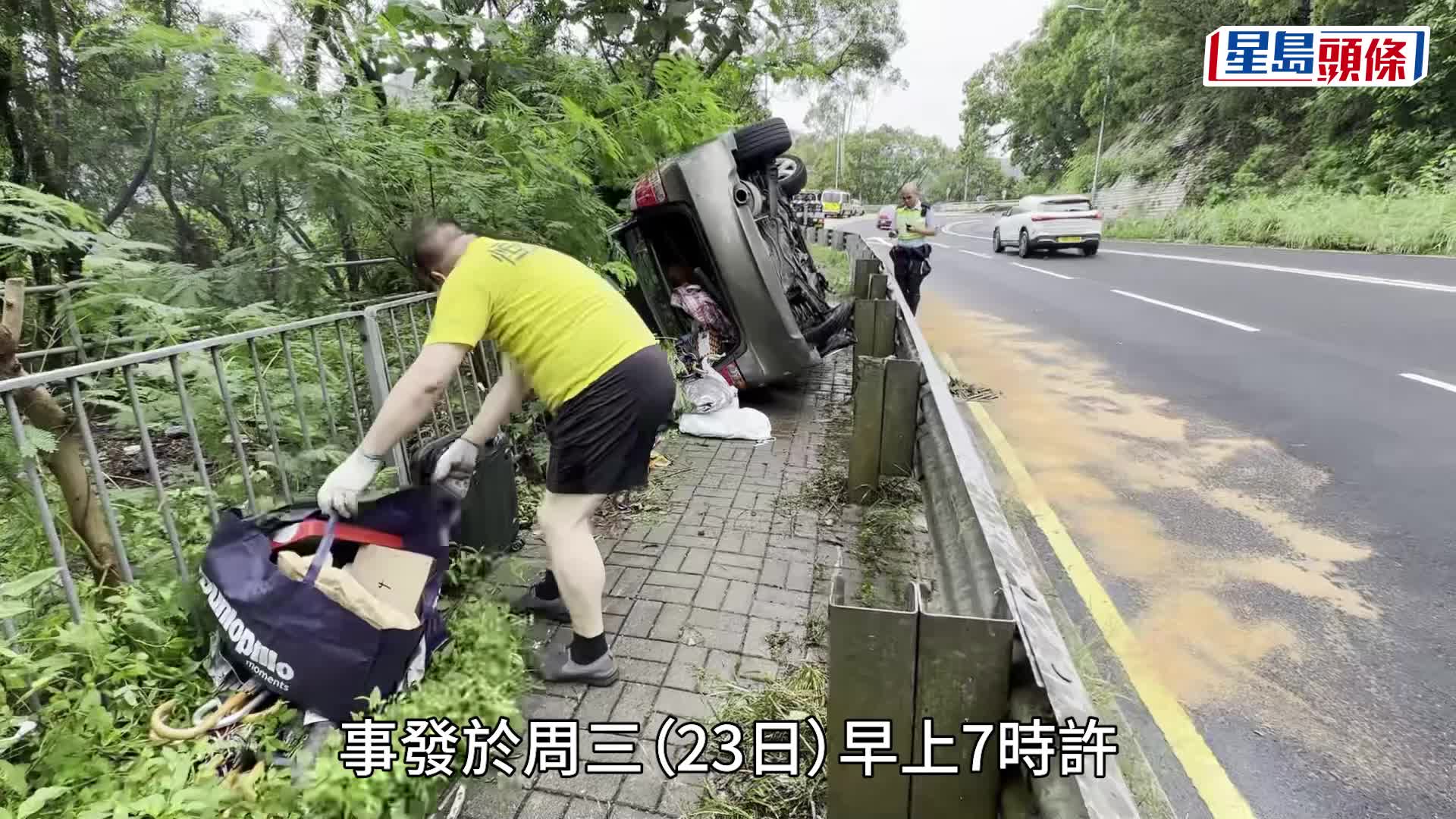 大埔公路私家車剷向草叢翻側。梁國峰攝