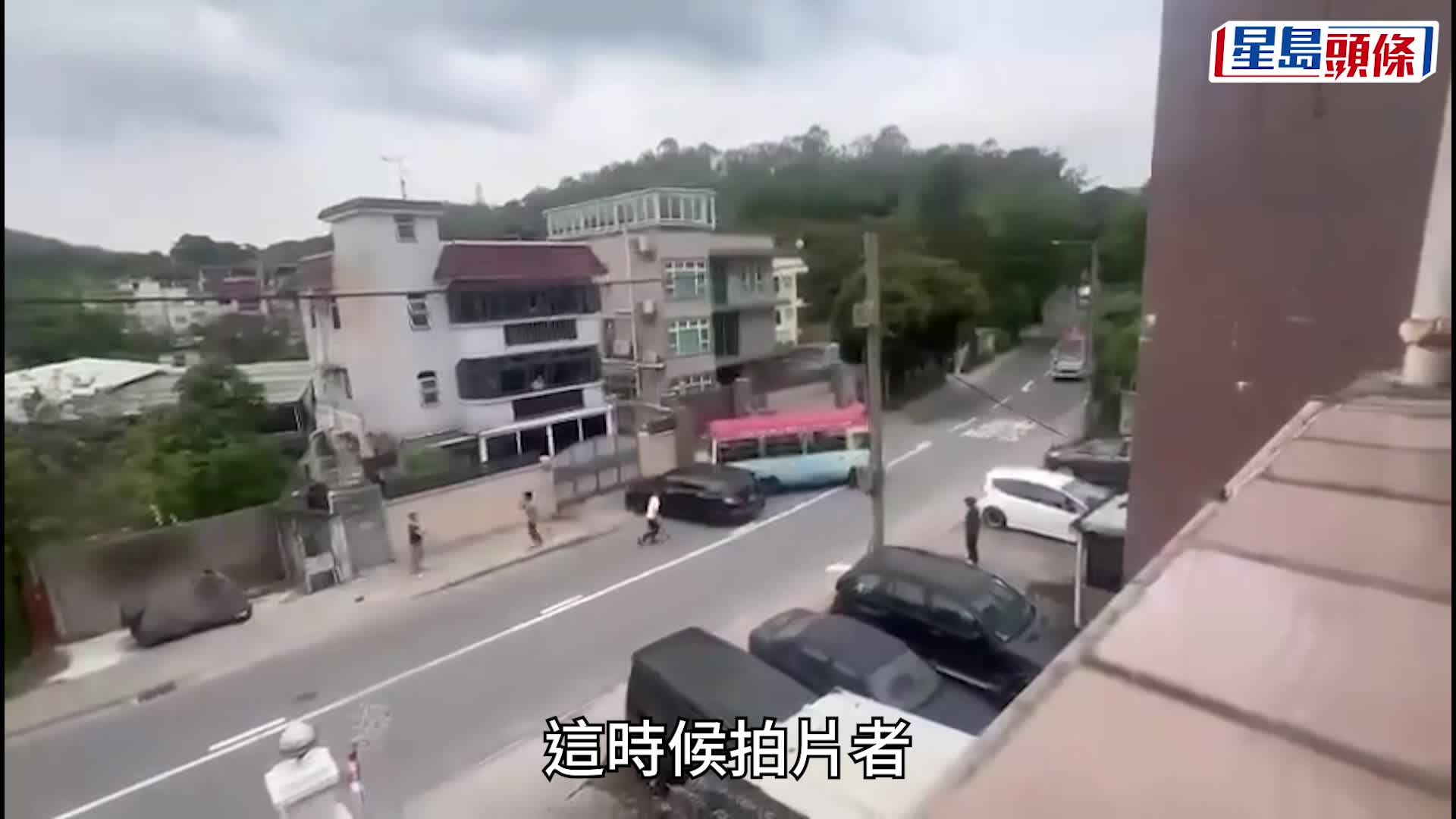 有片｜元朗大棠小巴瘋狂猛撼私家車 持鐵通男追打還擊 警反黑拘兩男