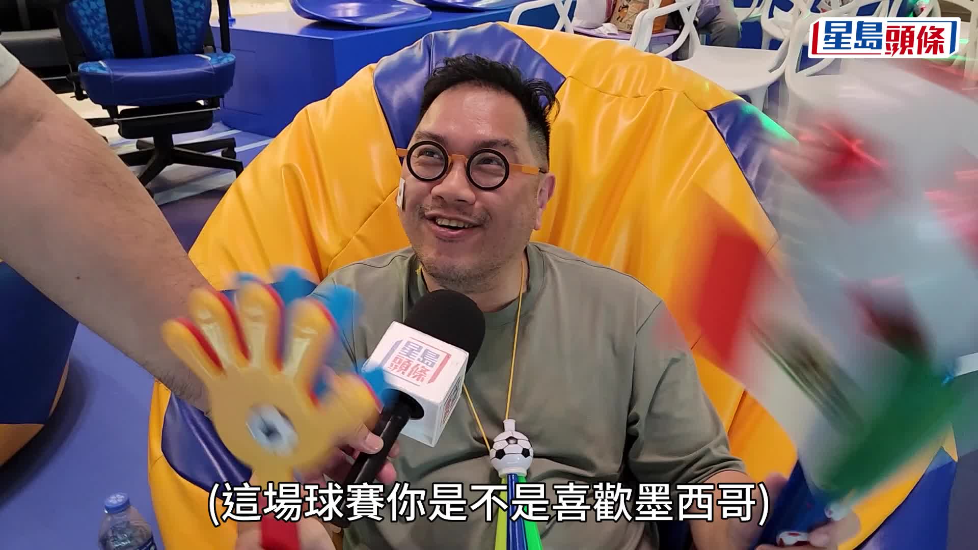 世界杯揭幕战墨西哥对南非 观塘商场直播赛事 吸引多名球迷捧场。黎志伟摄
