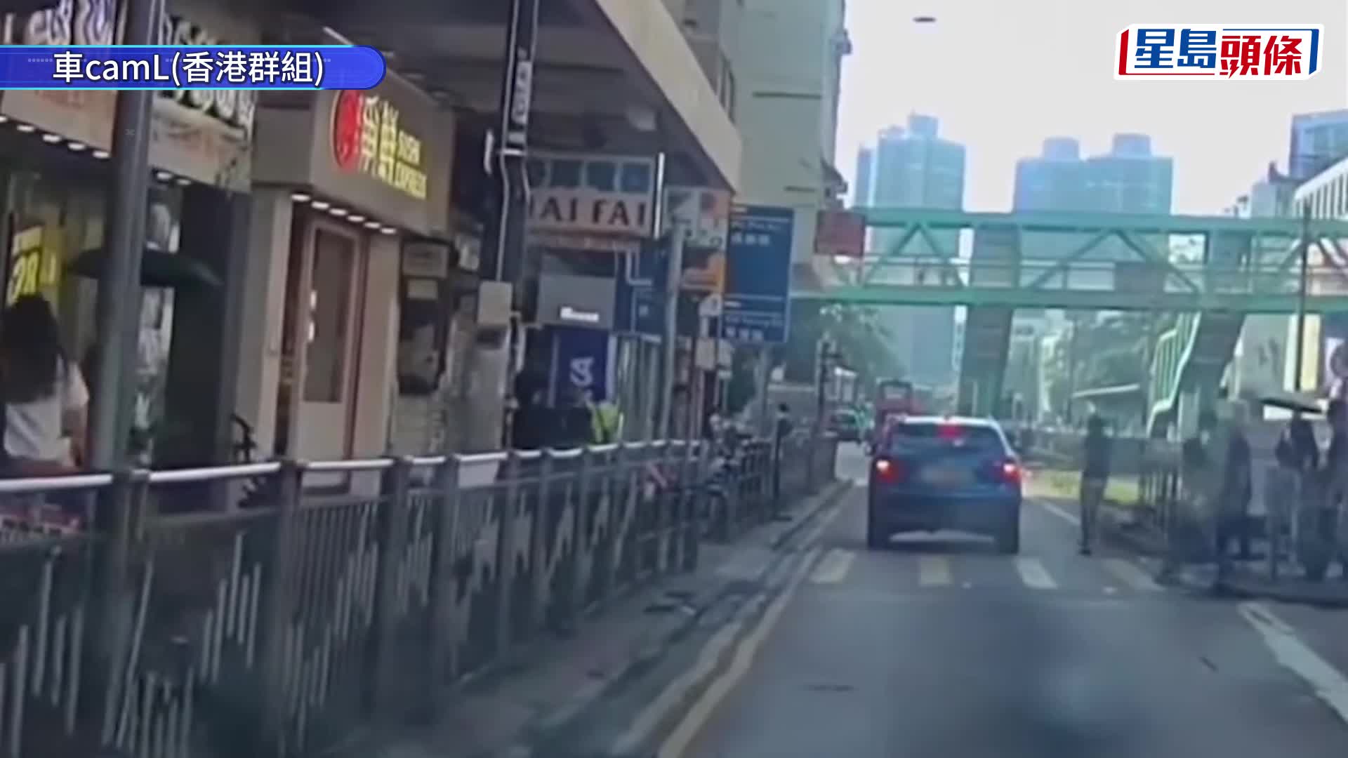 元朗私家车冲红灯险撞行人 过路男怒踢车身理论