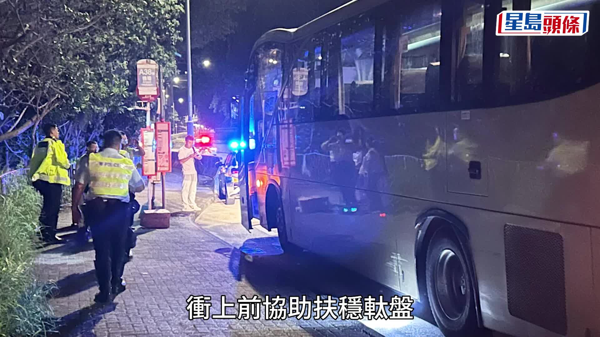 荃灣青山公路旅遊巴司機突暈倒送院亡 事發時乘客驚險扶穩軚盤停車